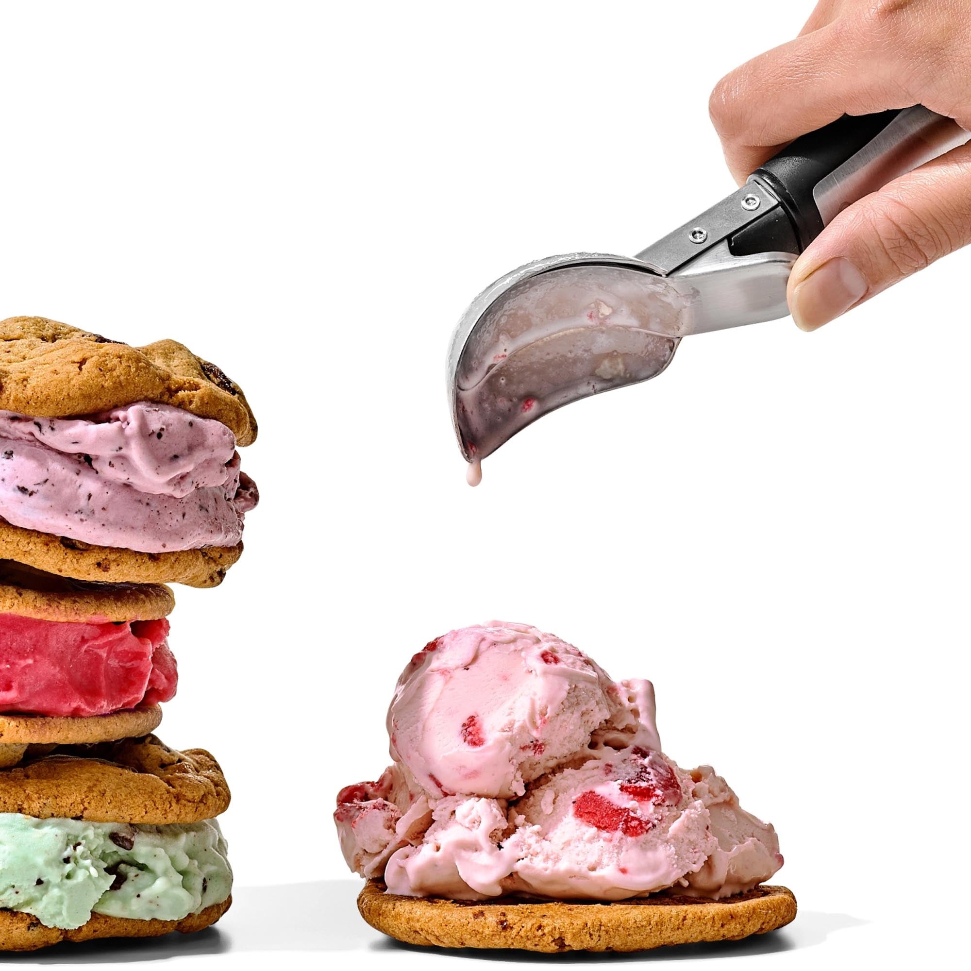 Entdecken Sie den OXO Good Grips Steel Glace Löffel – ideal für das elegante Servieren und Genießen von Eiscreme und Desserts.