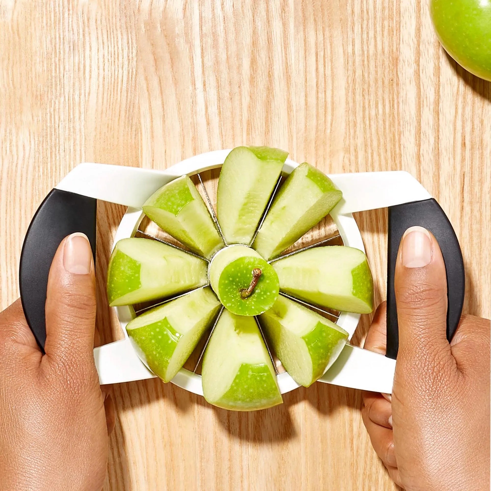 Eleganter OXO Apfelteiler: Edelstahl, ergonomisch, spülmaschinenfest. Perfekt für 8 gleichmäßige Apfelstücke.