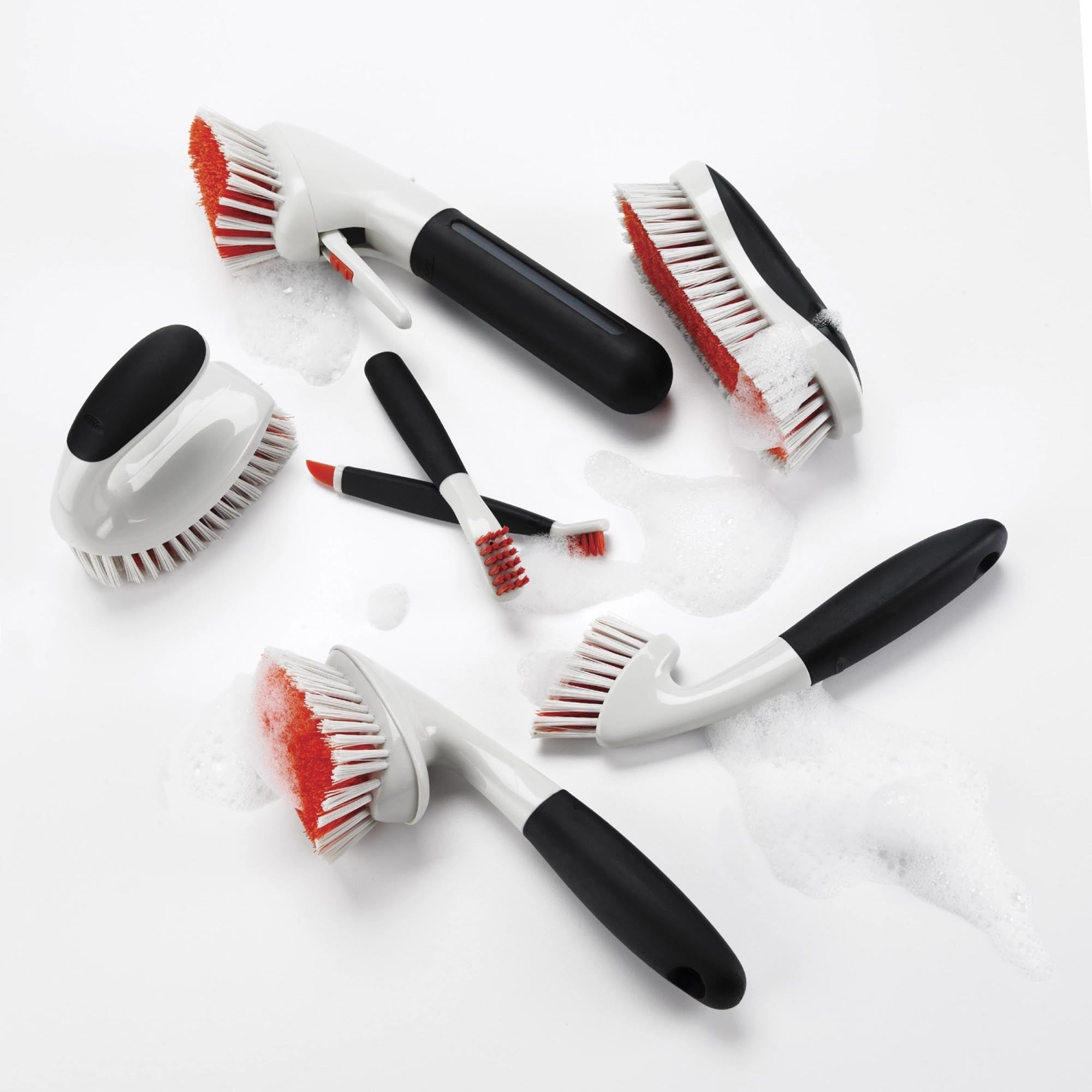 Praktische OXO Universalbürste in Weiß (12.7x7.6 cm) für mühelose Reinigung in Küche und Haushalt. Spülmaschinenfest und ergonomisch.