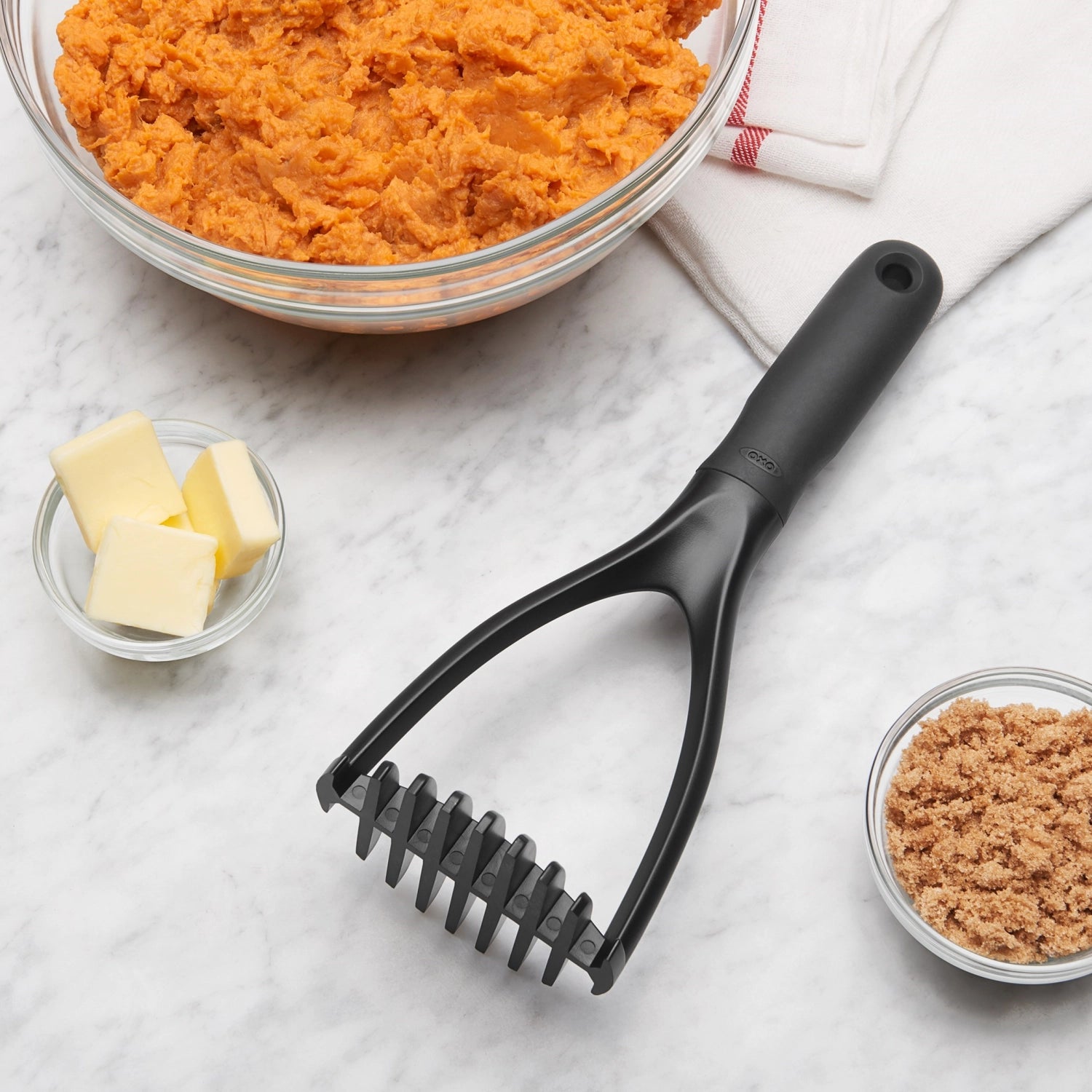 Praktischer Kartoffelstampfer aus schwarzem Nylon von OXO, perfekt für müheloses Pürieren von Kartoffeln und Gemüse, robust und benutzerfreundlich.