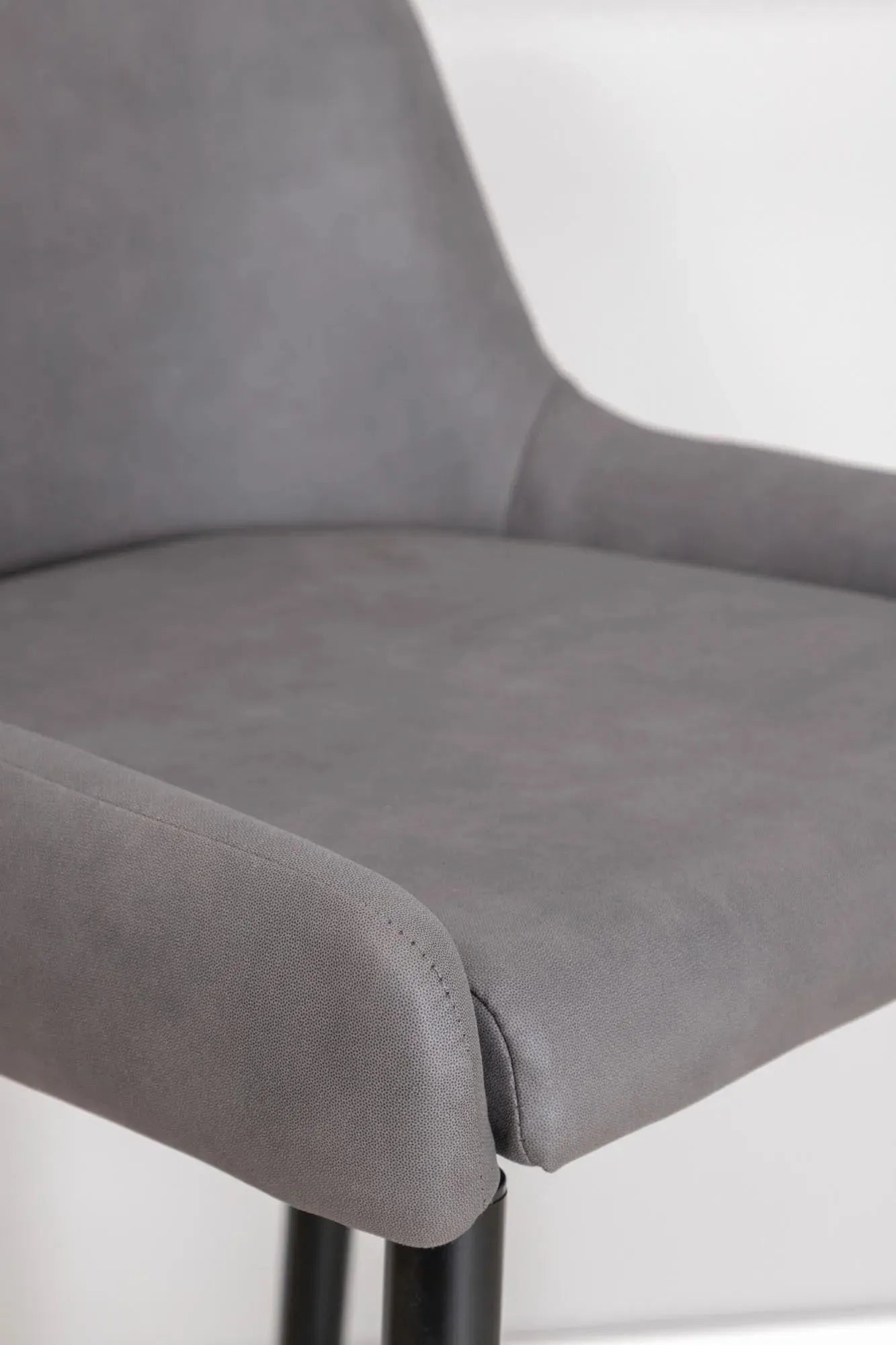 Eleganter Plaza Barstuhl von Venture Home für zeitgemäßes Wohnen.