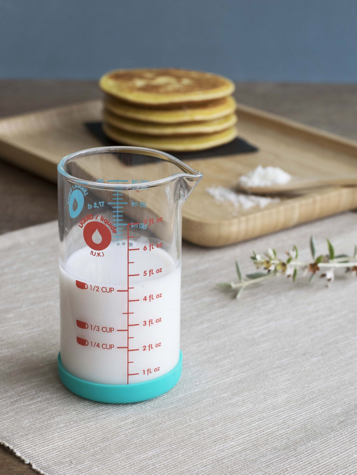 Messbecher mit Silikonboden 200ml blau in Blau präsentiert im Onlineshop von KAQTU Design AG. Küchenhelfer ist von Pebbly