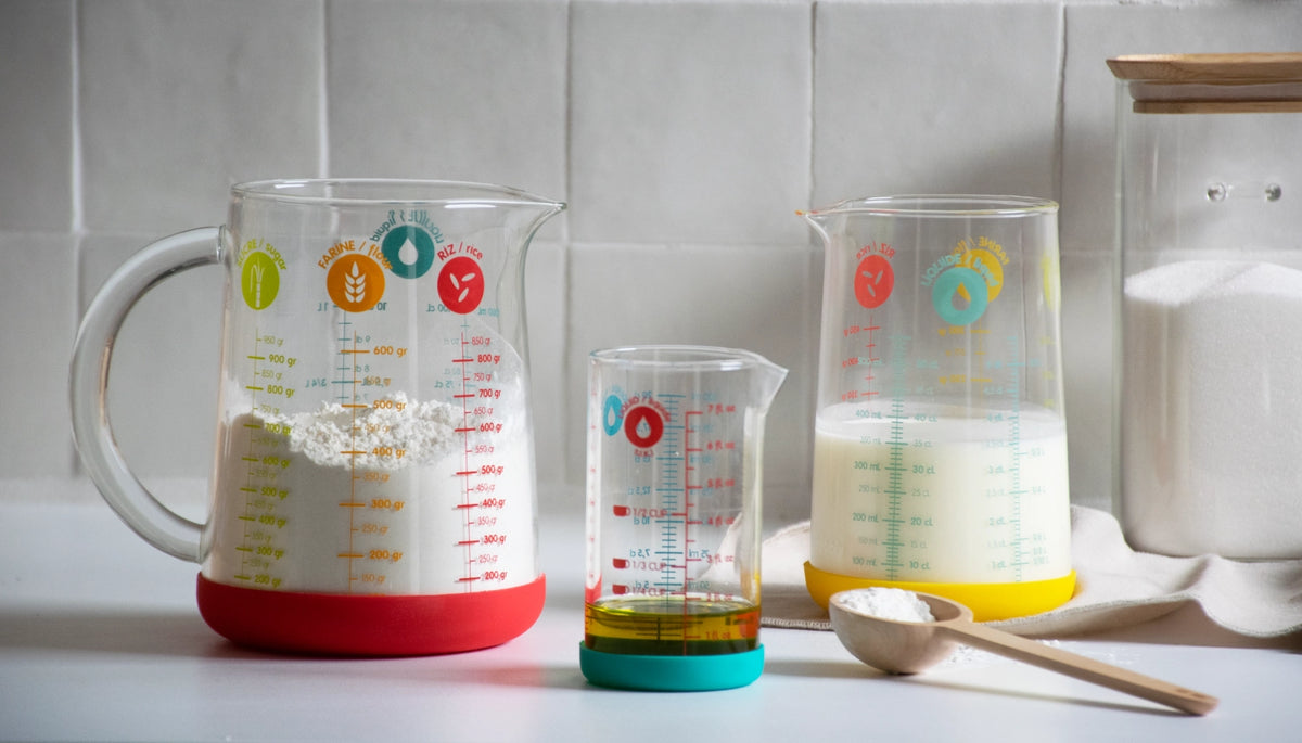 Messbecher mit Silikonboden 200ml blau in Blau präsentiert im Onlineshop von KAQTU Design AG. Küchenhelfer ist von Pebbly