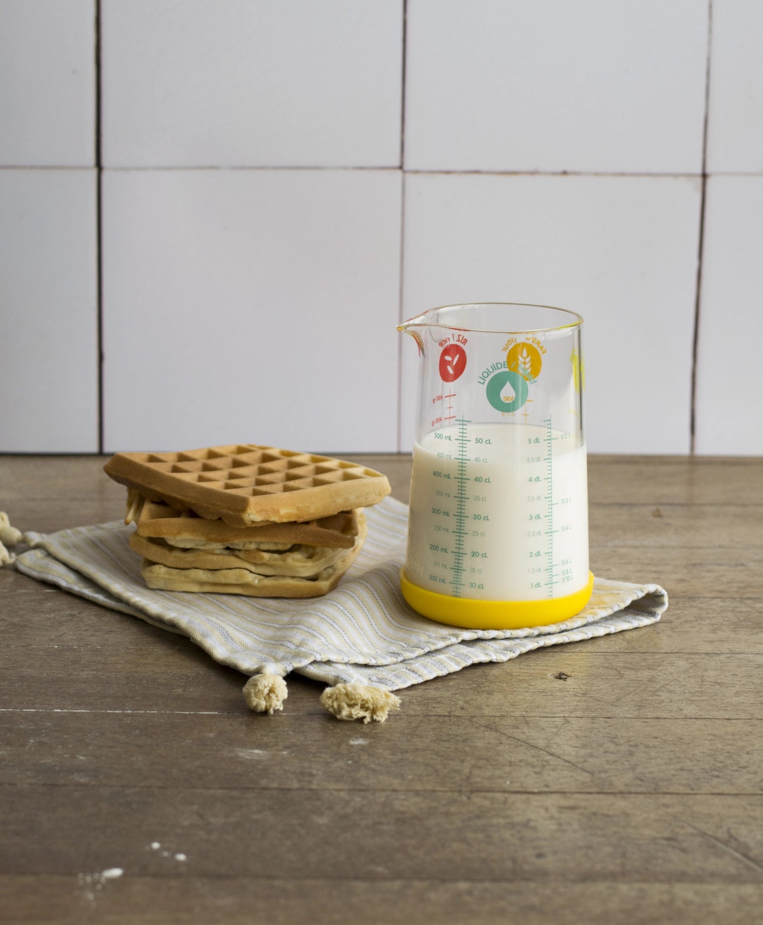 Pebbly Misurino con base in silicone 500ml giallo