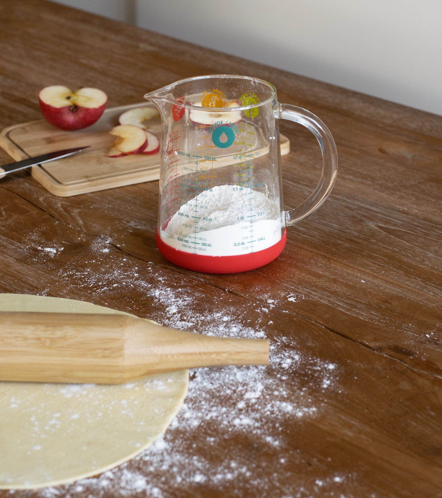 Pebbly Messbecher mit Silikonboden 1L Rot