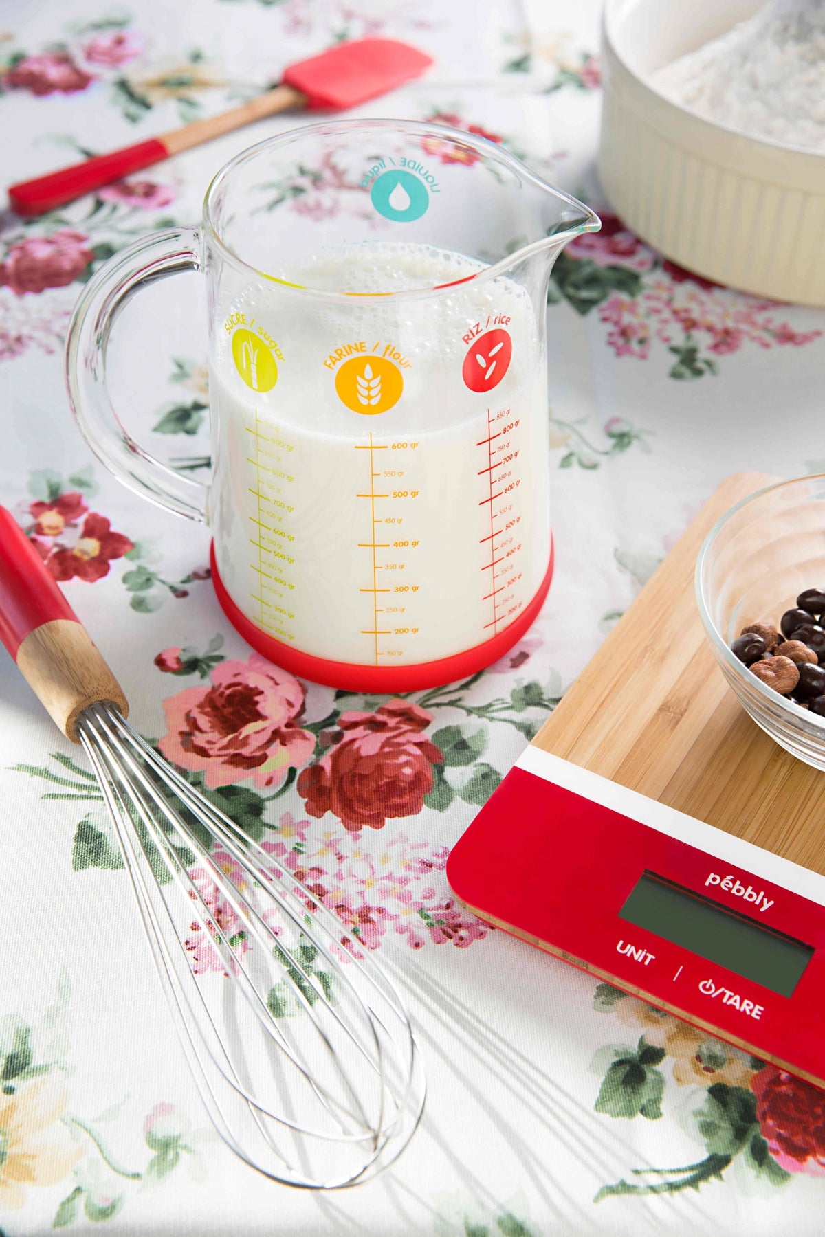 Pebbly Messbecher mit Silikonboden 1L Rot in Rot präsentiert im Onlineshop von KAQTU Design AG. Küchenhelfer ist von Pebbly