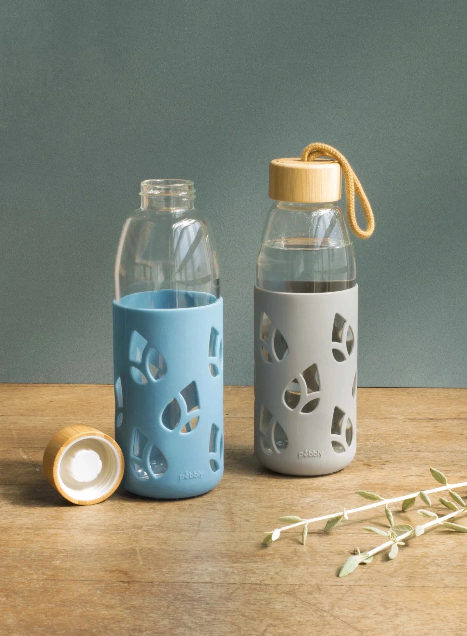 Elegante 55cl Glasflasche mit Bambusdeckel und beigem Silikonhülle.