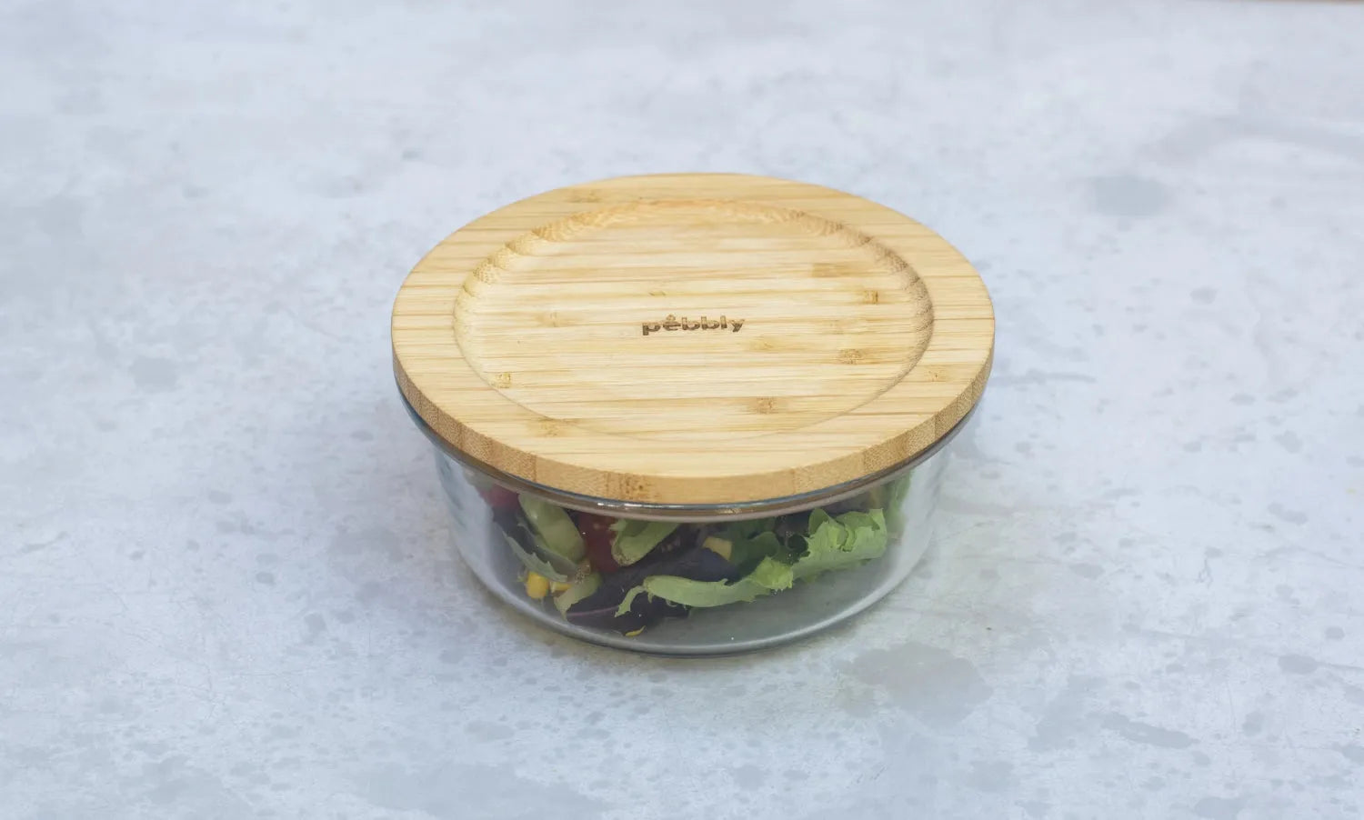 Elegantes Pebbly Glas, 620 ml, mit Bambusdeckel für stilvolle Lagerung.