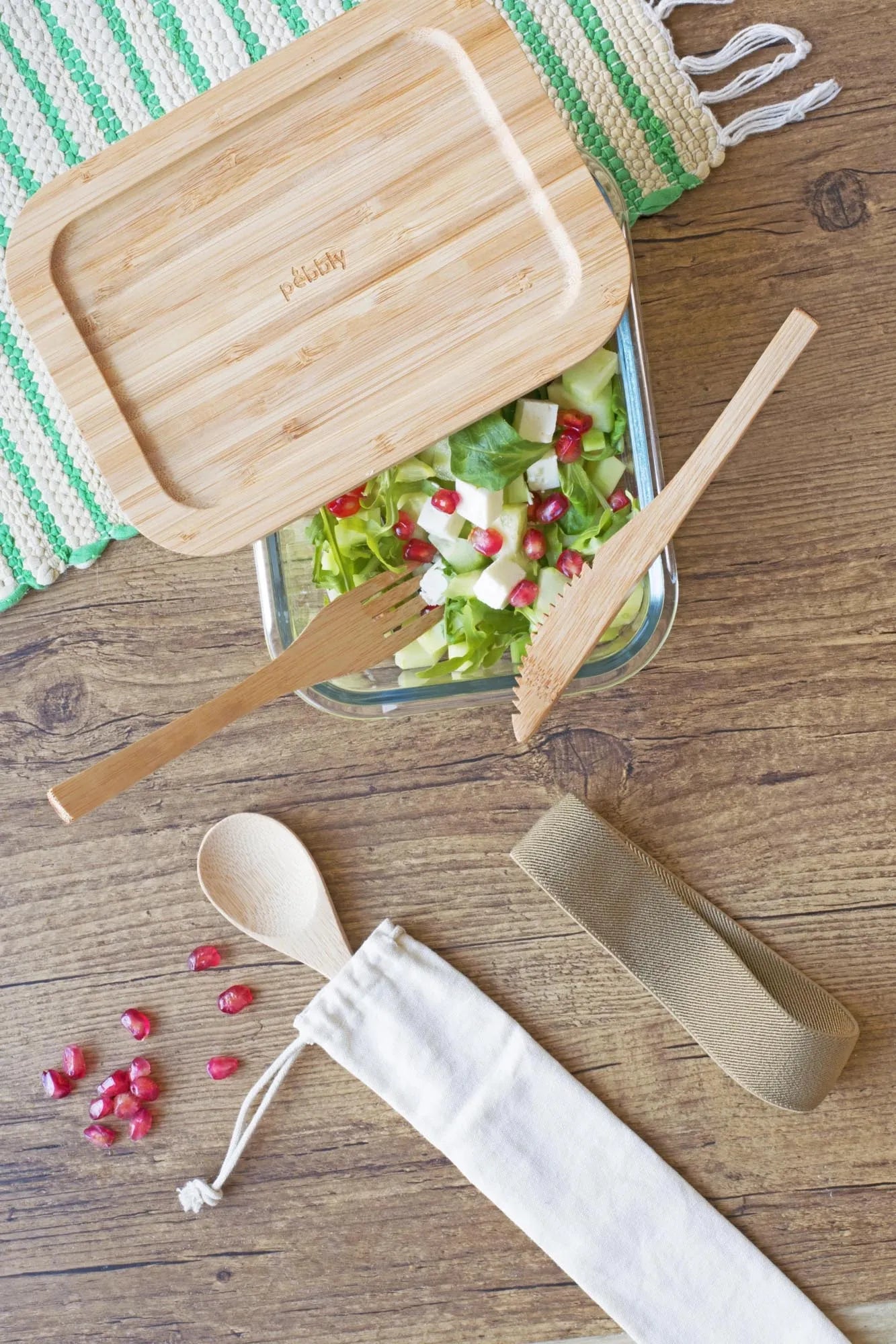Stilvolle Pebbly Lunchbox 1L mit nachhaltigem Bambusdeckel & Besteck.