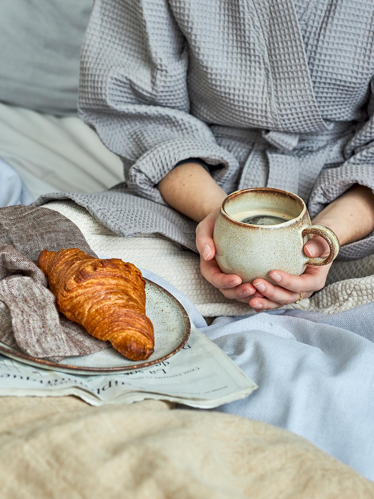 Der Sandrine Becher von Bloomingville aus Steingut überzeugt mit natürlichem Charme und ist ideal für elegante Genussmomente.