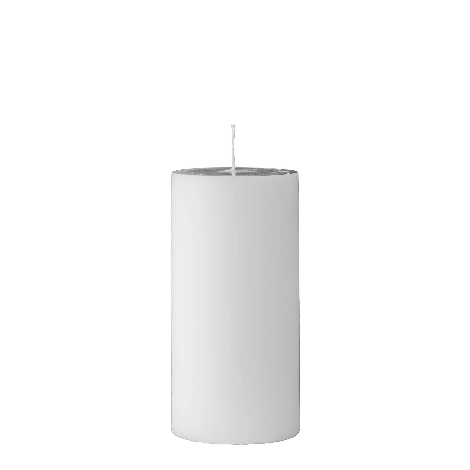 Anja Kerze, Weiá, Parafin in White präsentiert im Onlineshop von KAQTU Design AG. Kerzen ist von Bloomingville