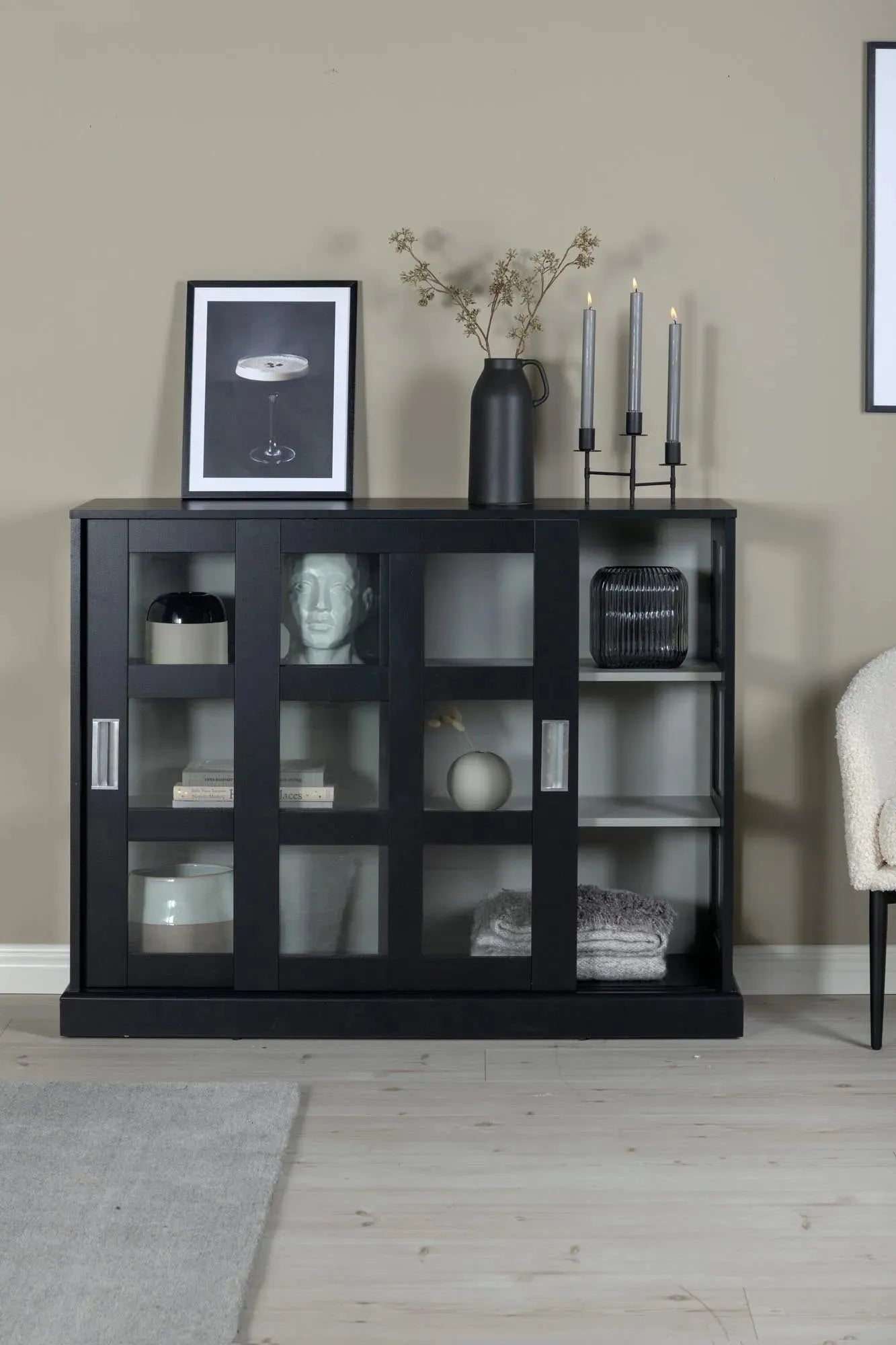 Elegantes Lock Cabinet von Venture Home für stilvolle Ordnung.