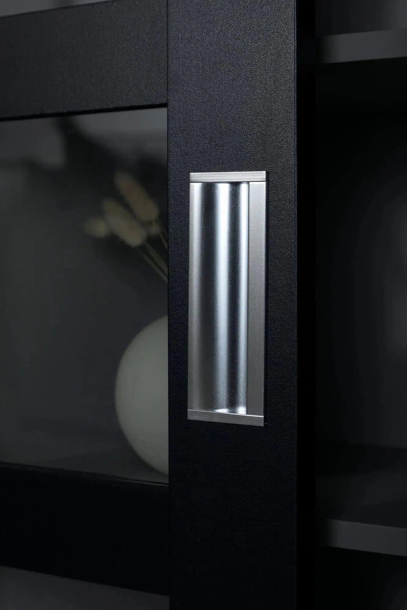 Venture Home Lock Cabinet: Stilvolle Aufbewahrung mit modernem Flair.