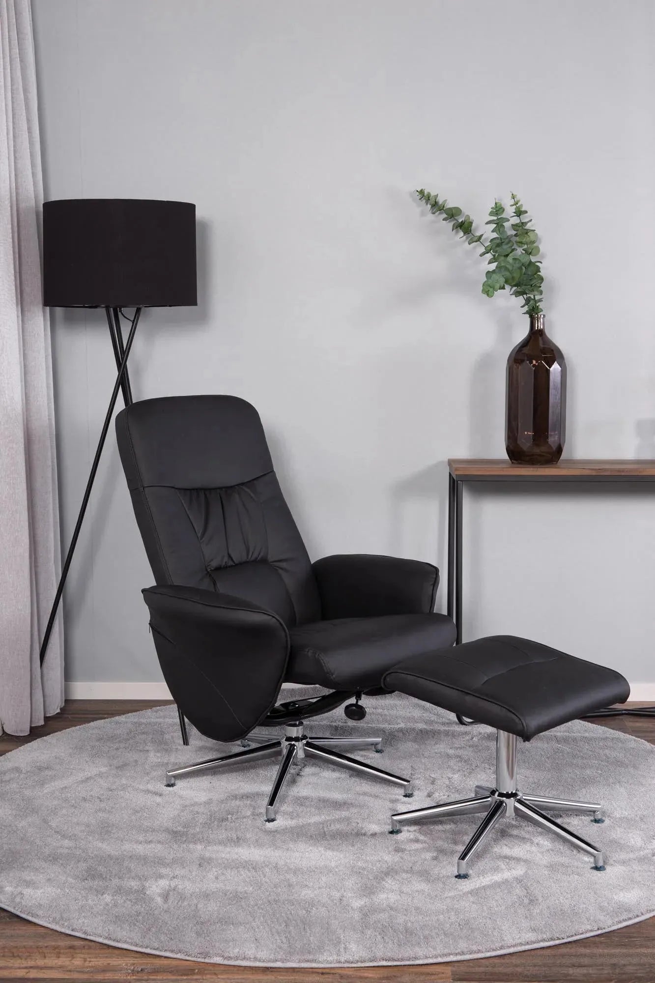Moderner Rolf Sessel von Venture Home, bietet stilvollen Komfort und zeitloses Design für anspruchsvolle Wohnräume.