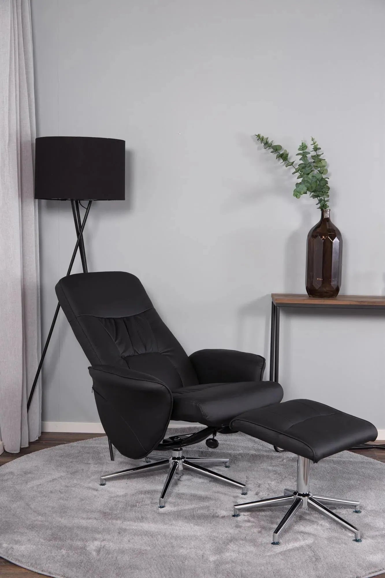Moderner Rolf Sessel von Venture Home, bietet stilvolles Design und Komfort, perfekt für elegante und gemütliche Wohnbereiche.