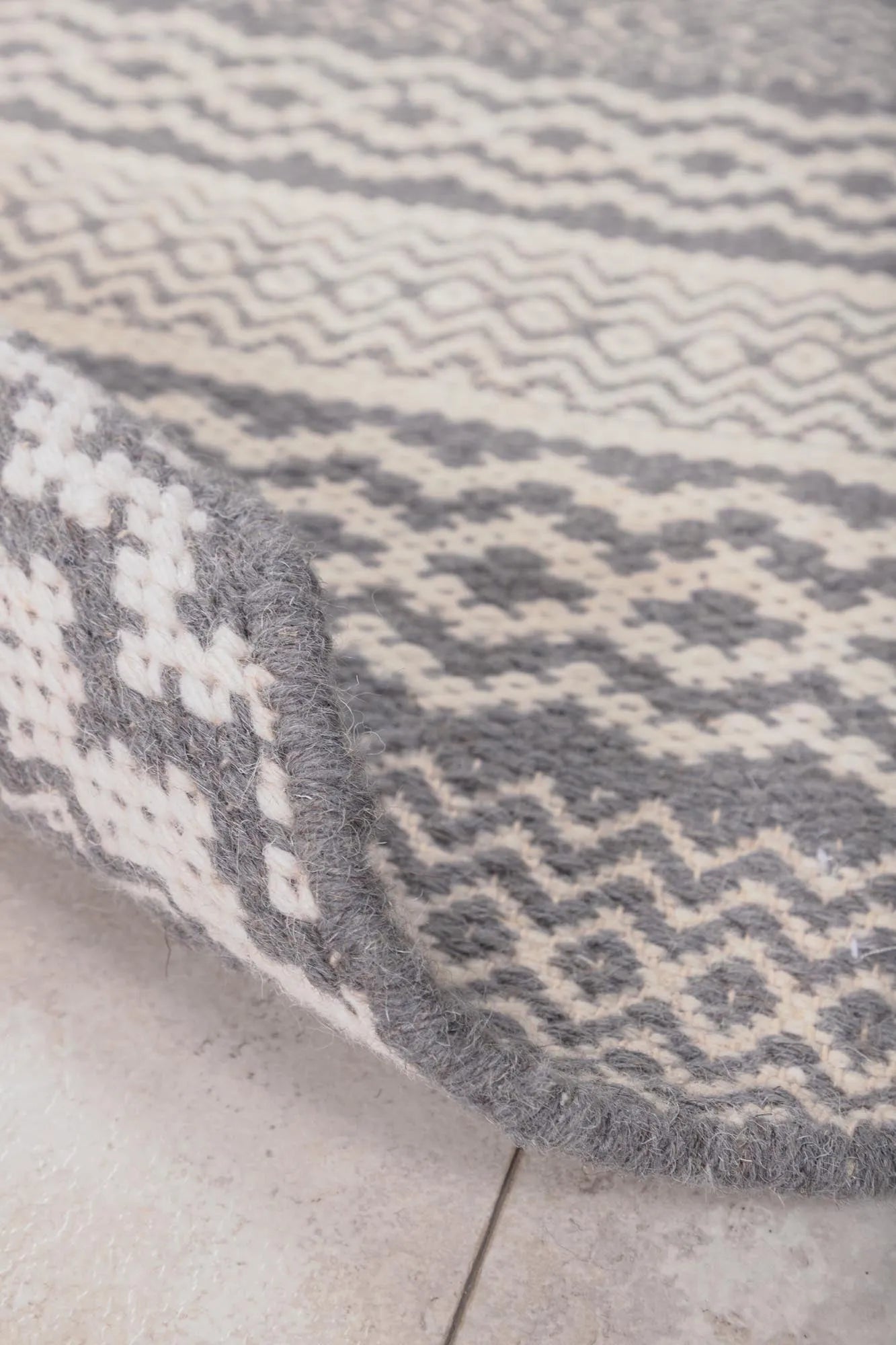 Sishu Teppich: Handgewebte Eleganz aus Wolle für Wärme und Stil in jedem Raum.