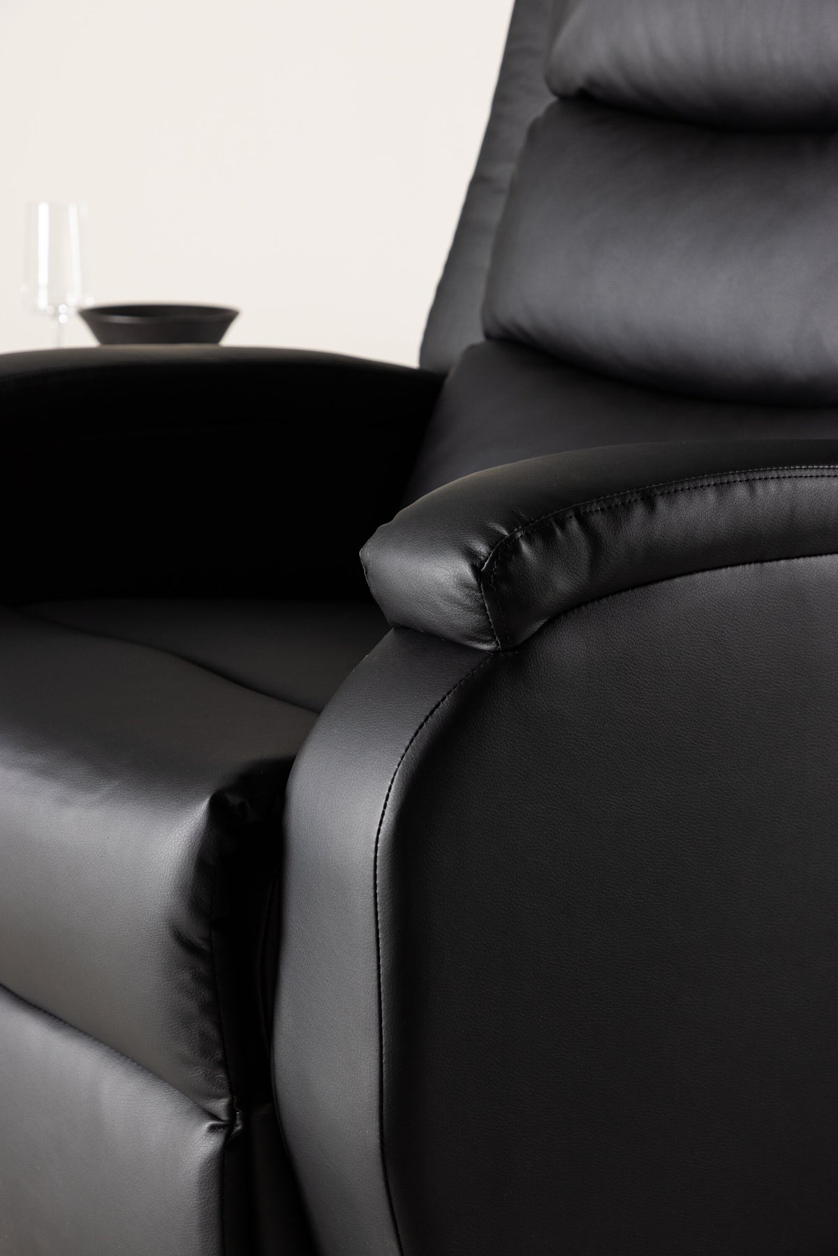 Bengt Sessel in Schwarz präsentiert im Onlineshop von KAQTU Design AG. Sessel mit Armlehnen ist von Venture Home