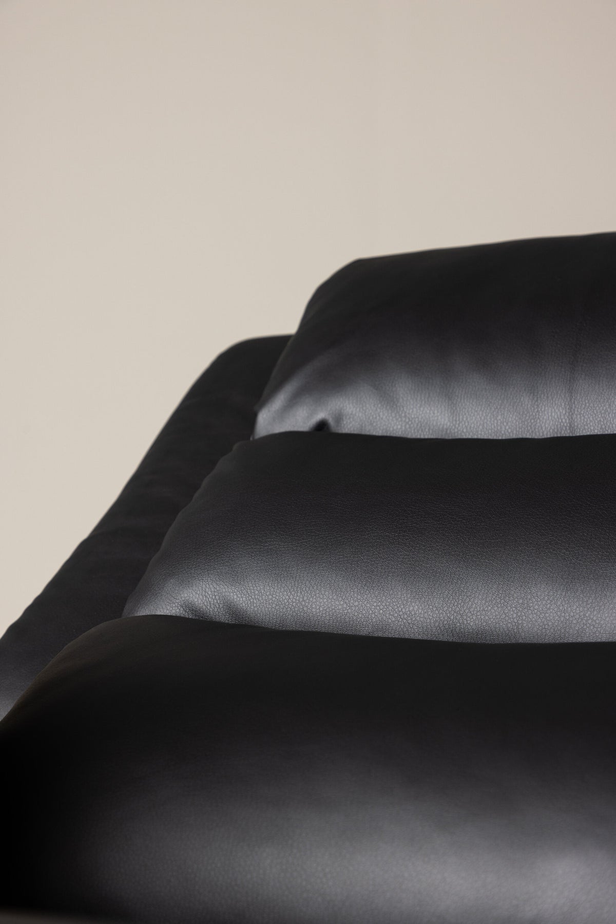 Bengt Sessel in Schwarz präsentiert im Onlineshop von KAQTU Design AG. Sessel mit Armlehnen ist von Venture Home