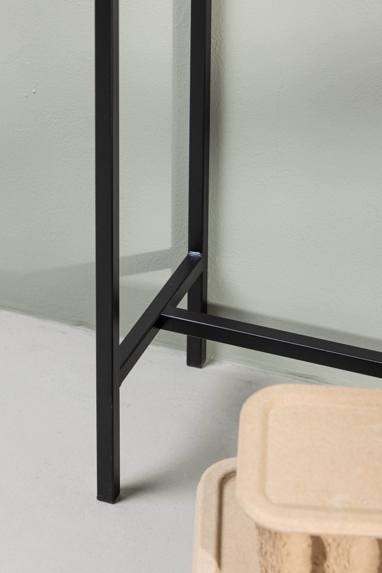 Dipp Beistelltisch in Schwarz präsentiert im Onlineshop von KAQTU Design AG. Beistelltisch ist von Venture Home