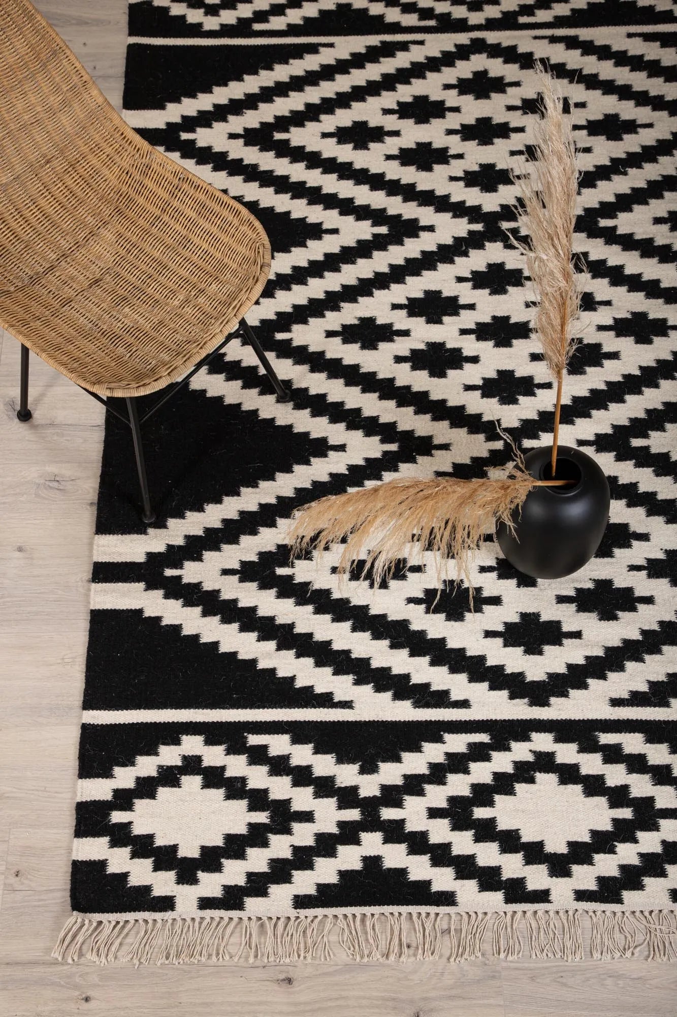 Indari Teppich in Schwarz präsentiert im Onlineshop von KAQTU Design AG. Teppich ist von Venture Home