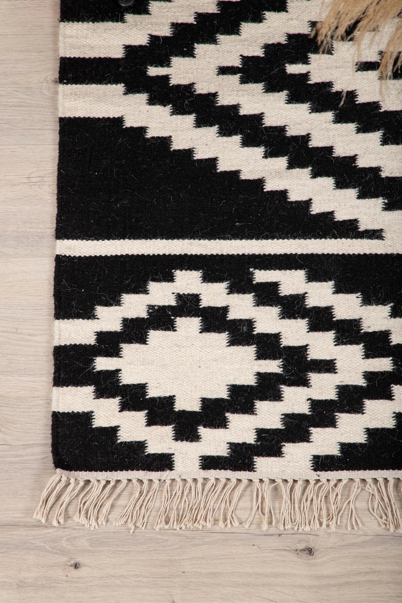 Indari Teppich in Schwarz präsentiert im Onlineshop von KAQTU Design AG. Teppich ist von Venture Home