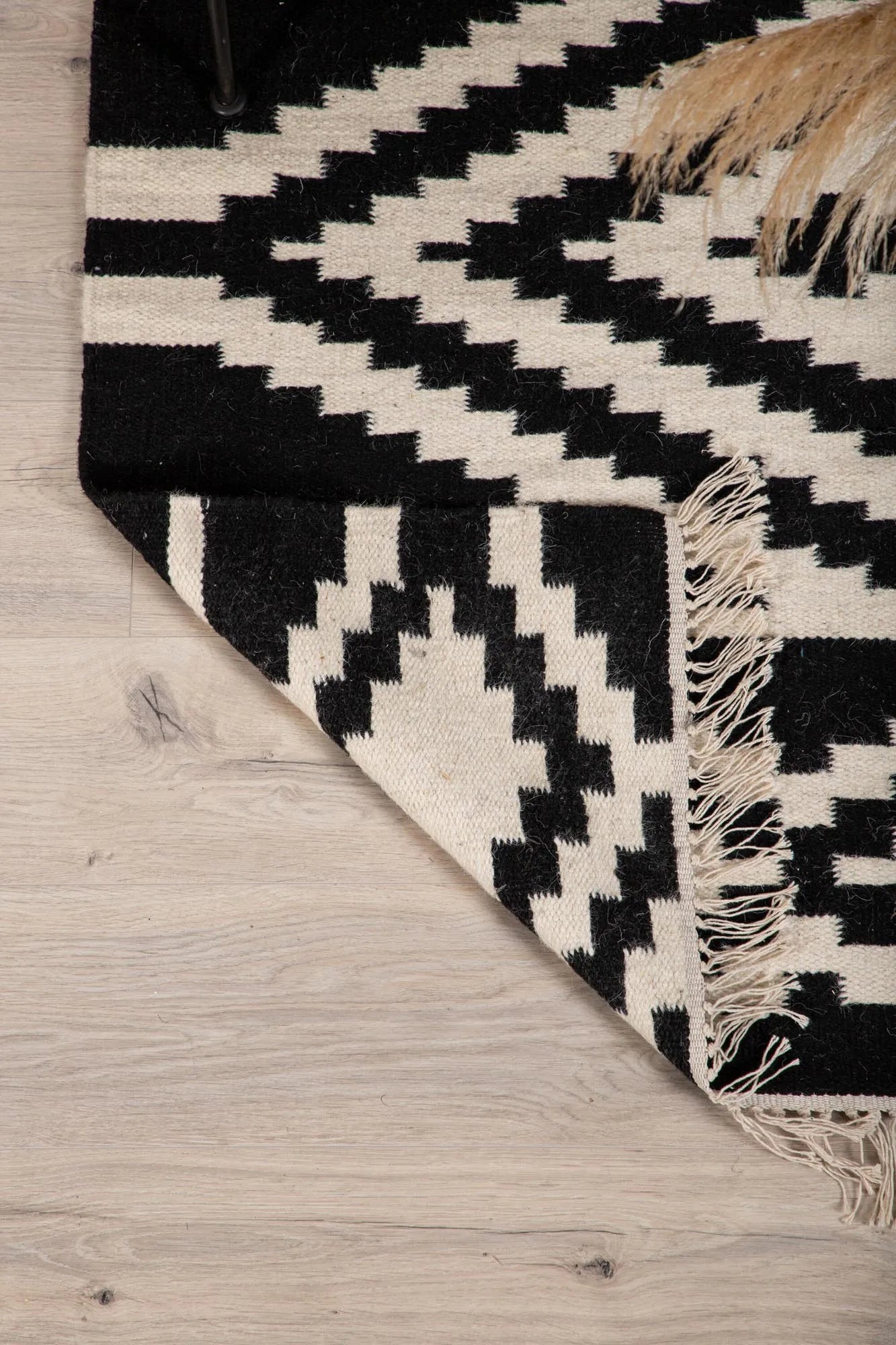 Indari Teppich in Schwarz präsentiert im Onlineshop von KAQTU Design AG. Teppich ist von Venture Home