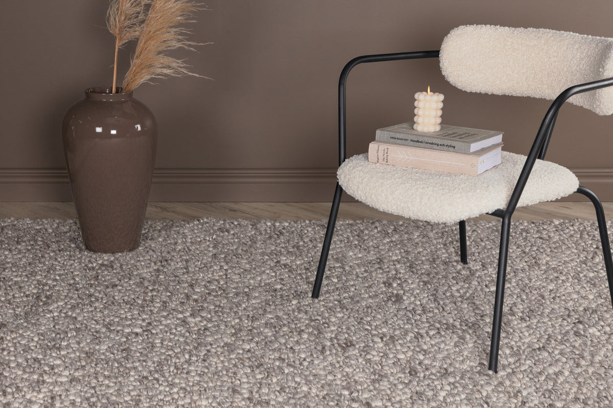 Jajru Teppich in Hellgrau präsentiert im Onlineshop von KAQTU Design AG. Teppich ist von Venture Home
