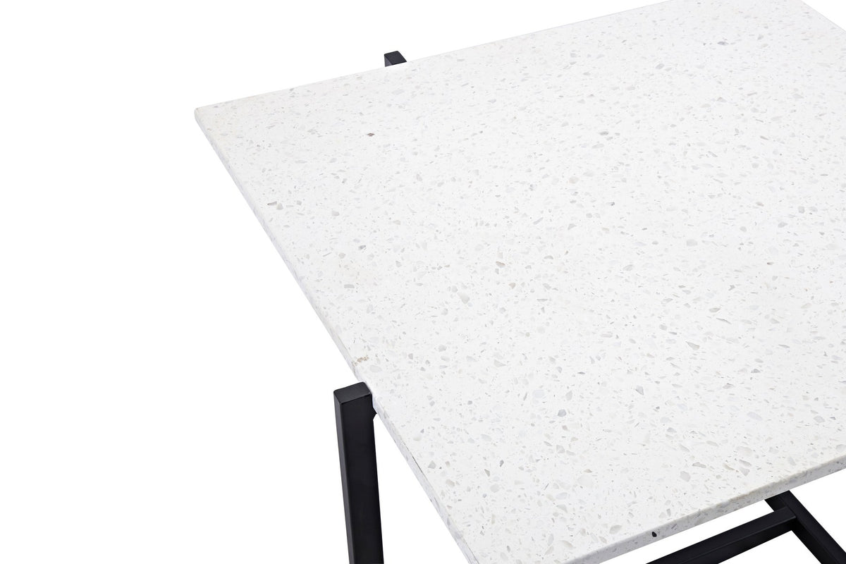 Beistelltisch Hybrid Coffee Tisch von Venture Home mit weisser Terrazzo-Tischplatte und schwarzem Stahlgestell, quadratische Form, freistehend.