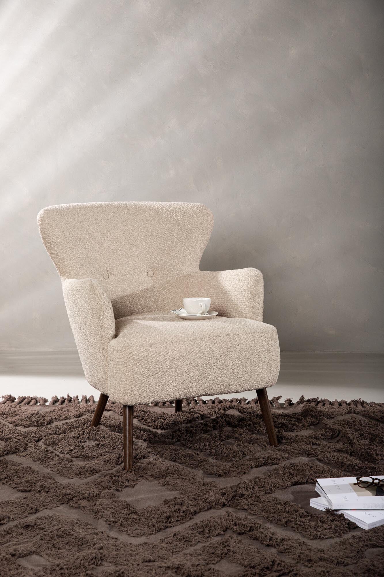 Erleben Sie den Lincoln Sessel von Venture Home: stilvolles Design, bequemer Boulene-Stoff und stabile Walnussbeine für jeden Wohnraum.