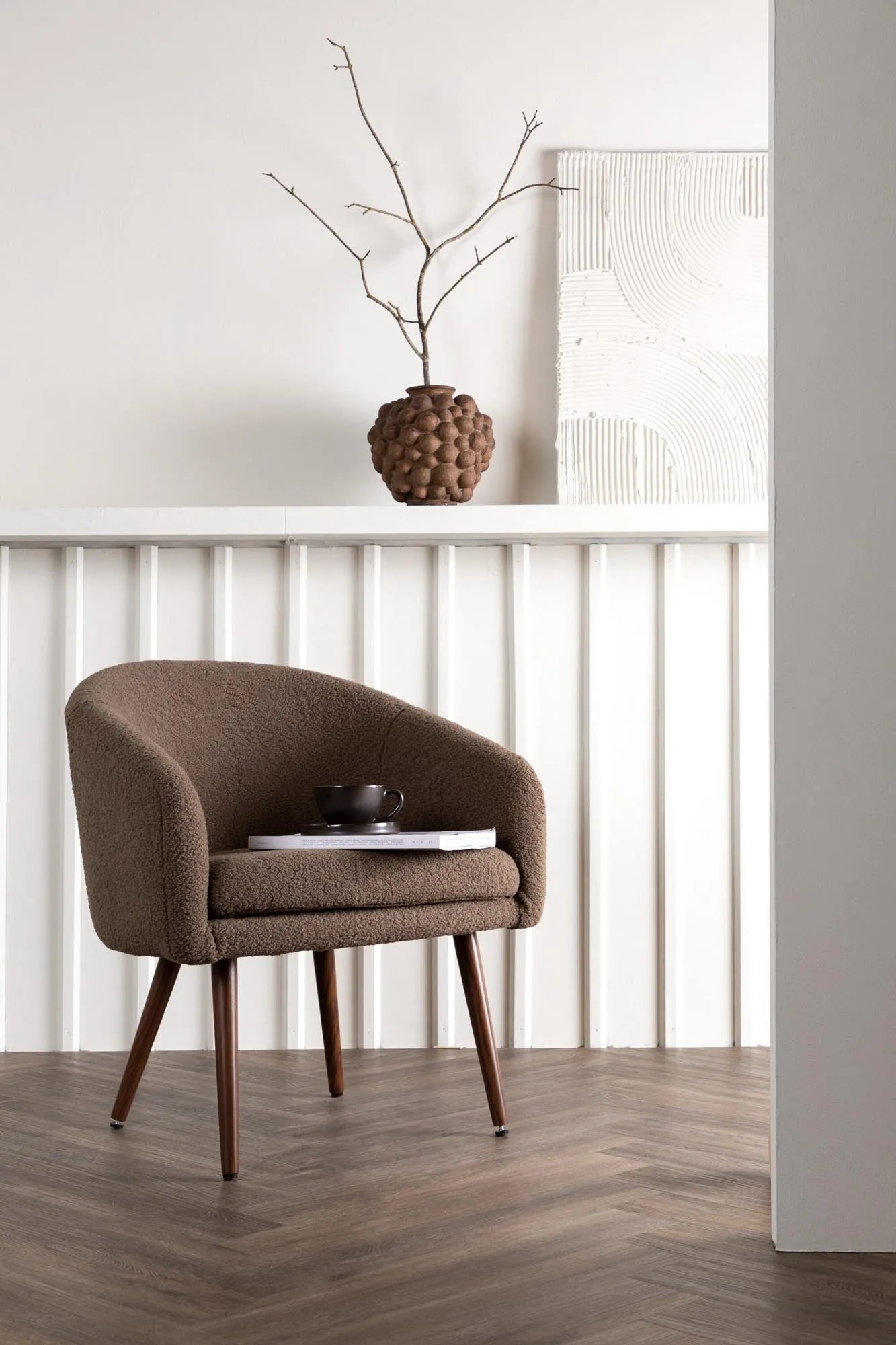 Moderner Sessel in Braun mit Kunstwollstoff, walnussfarbene Stahlbeine, ideal für Wohnzimmer oder Leseecke.