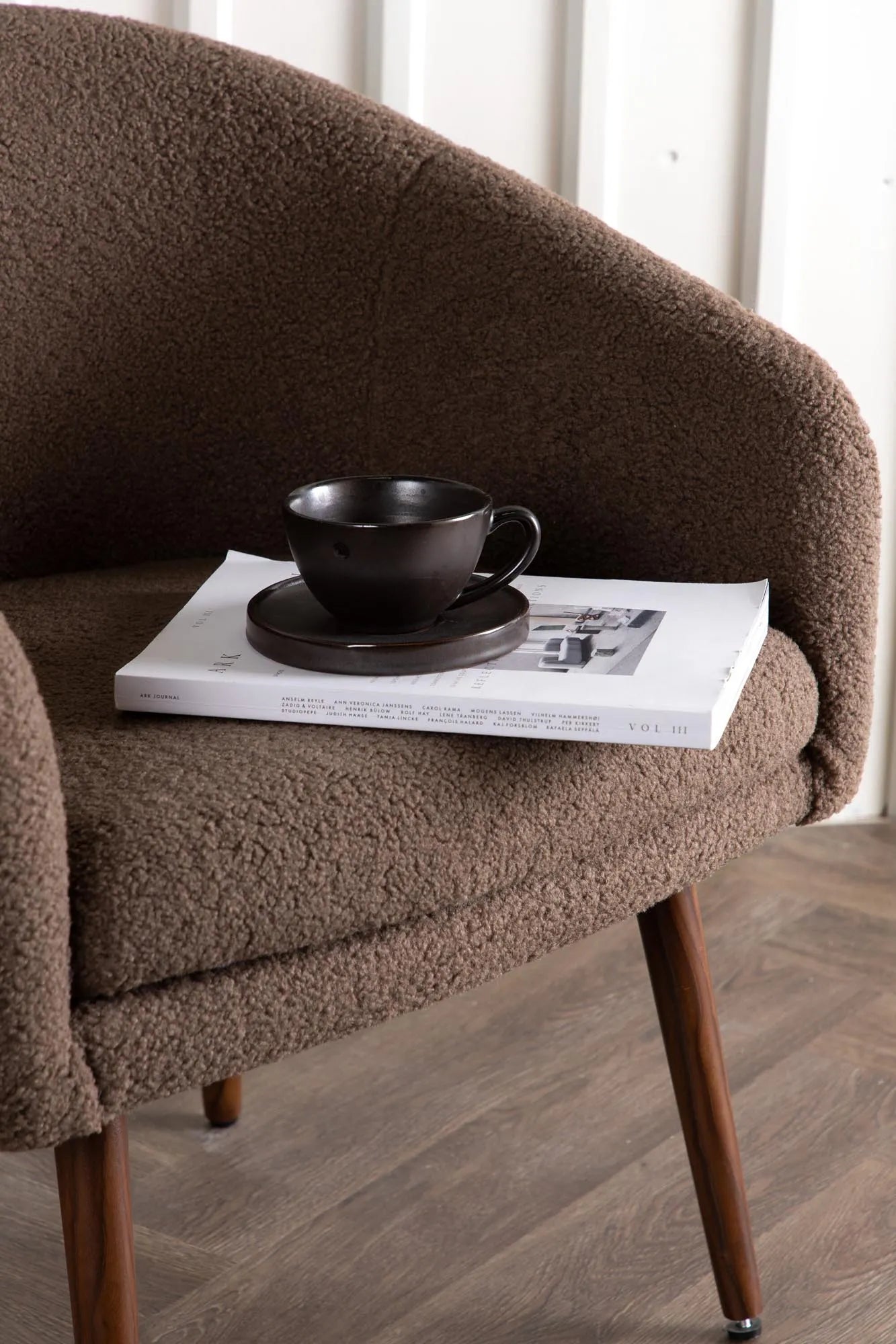 Moderner Sessel in Braun mit Kunstwollstoff, walnussfarbene Stahlbeine, ideal für Wohnzimmer oder Leseecke.