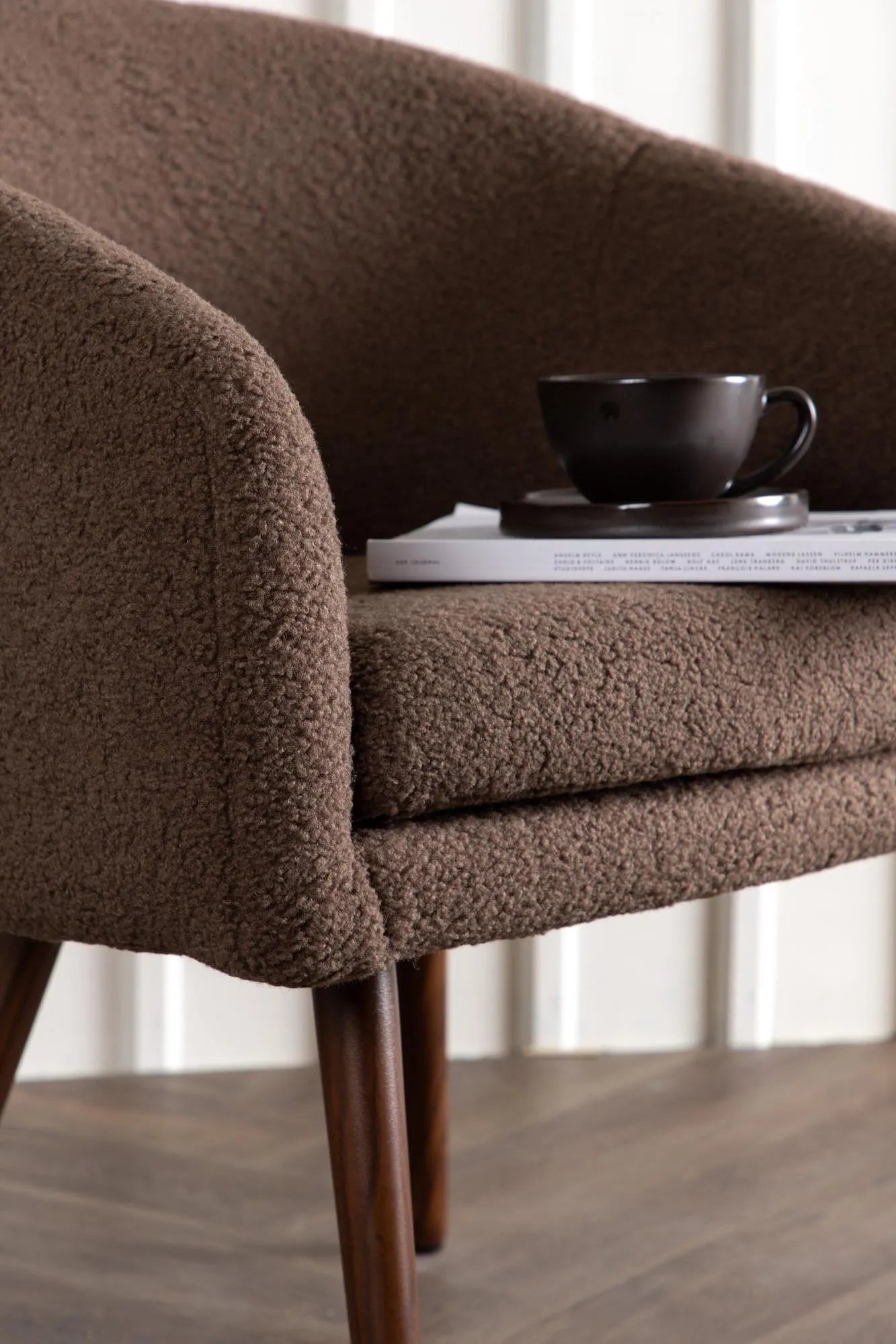 Moderner Sessel in Braun mit Kunstwollstoff, walnussfarbene Stahlbeine, ideal für Wohnzimmer oder Leseecke.