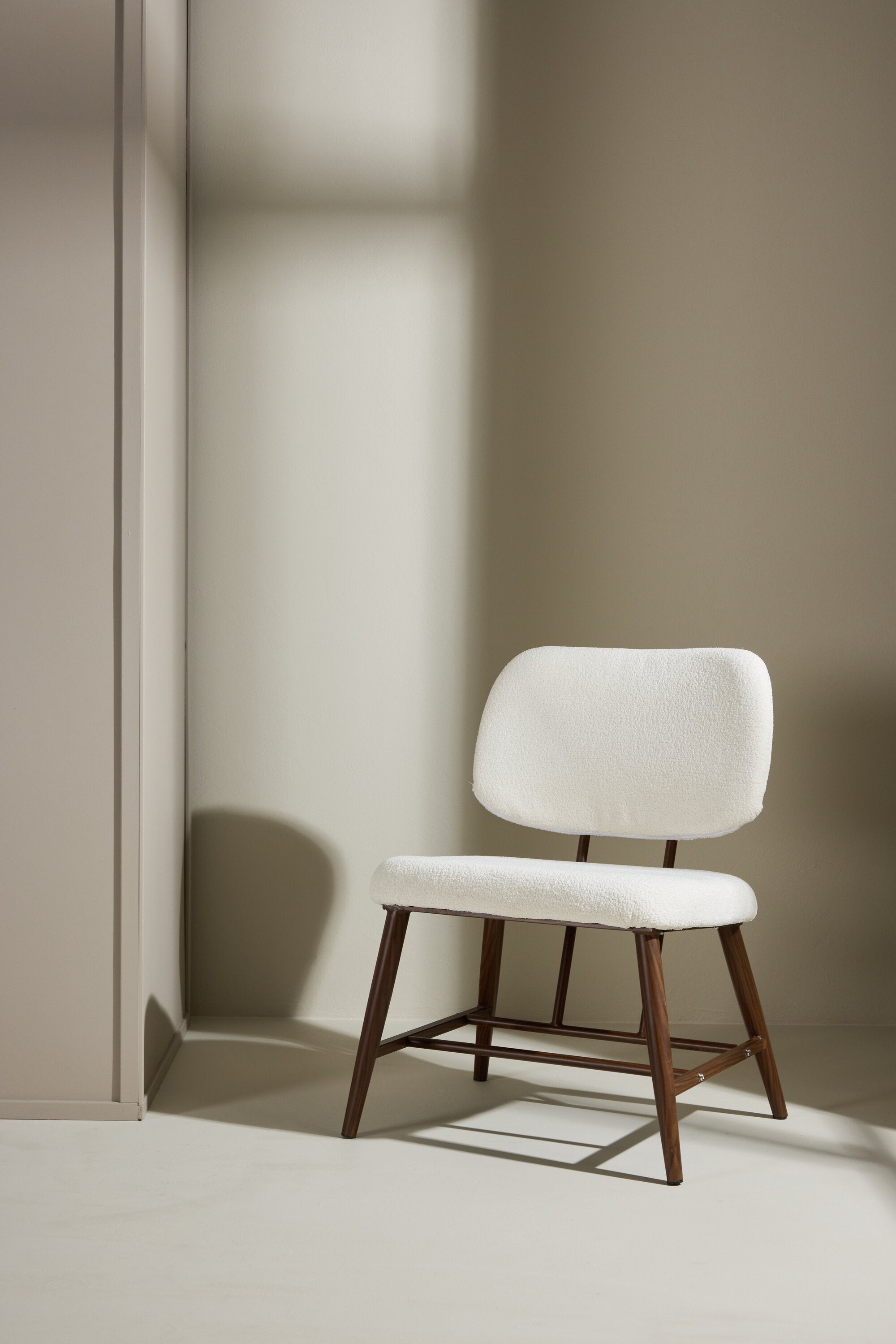 Midland Sessel in Weiss präsentiert im Onlineshop von KAQTU Design AG. Sessel ist von Venture Home