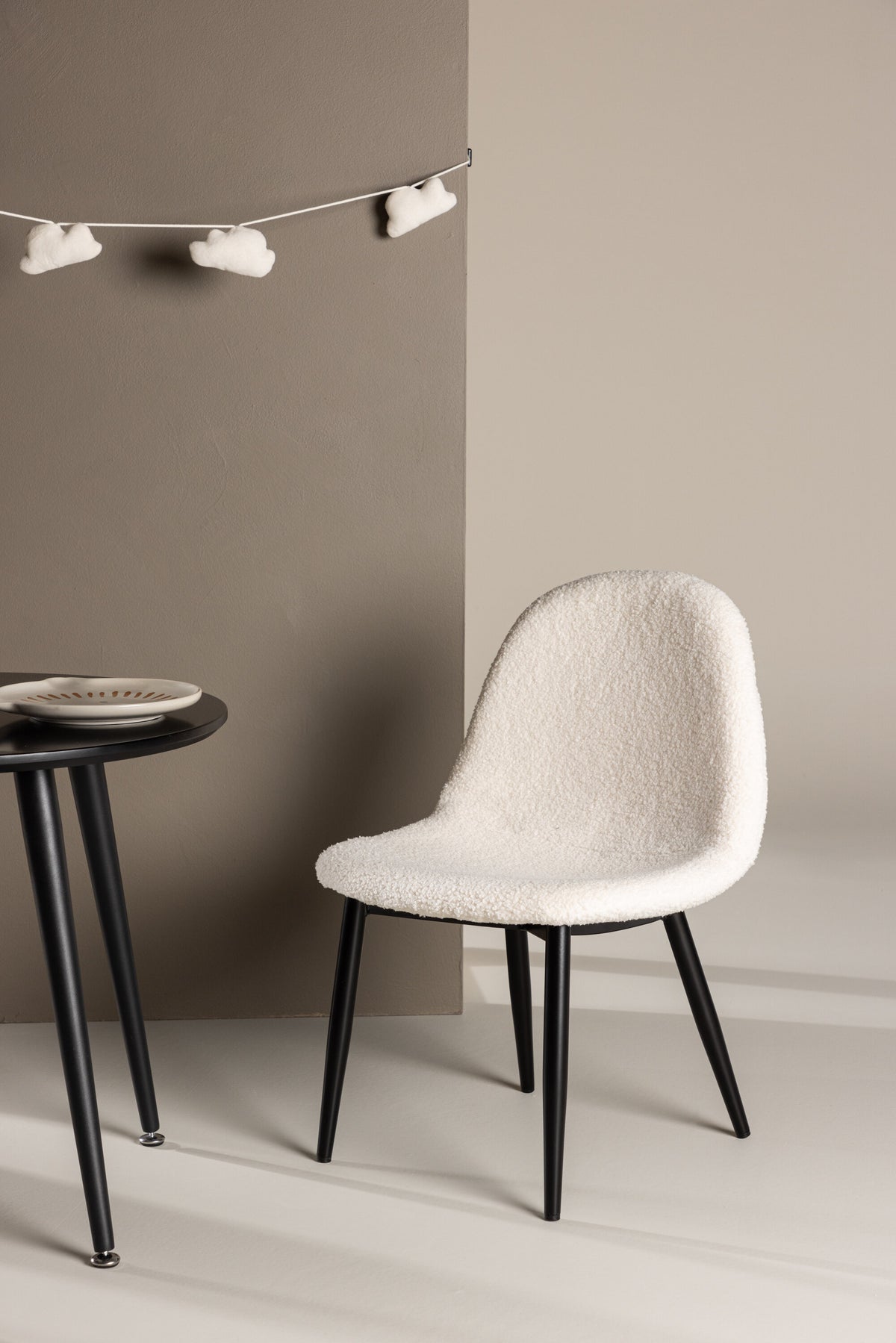 Polar Kinderstuhl in Weiss präsentiert im Onlineshop von KAQTU Design AG. Stuhl ist von Venture Home