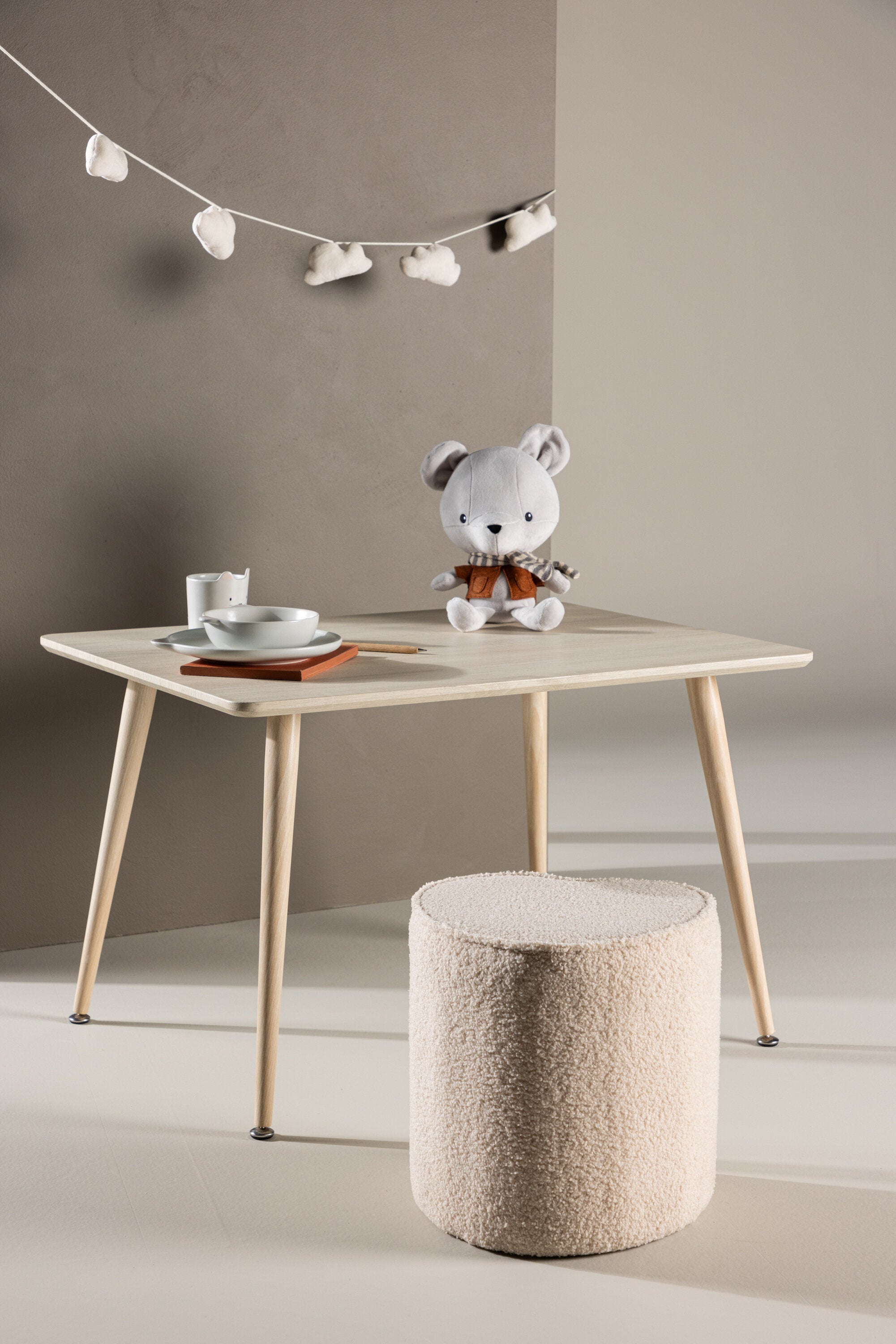 Polar Kindertisch in Tünchen präsentiert im Onlineshop von KAQTU Design AG. Esstisch ist von Venture Home