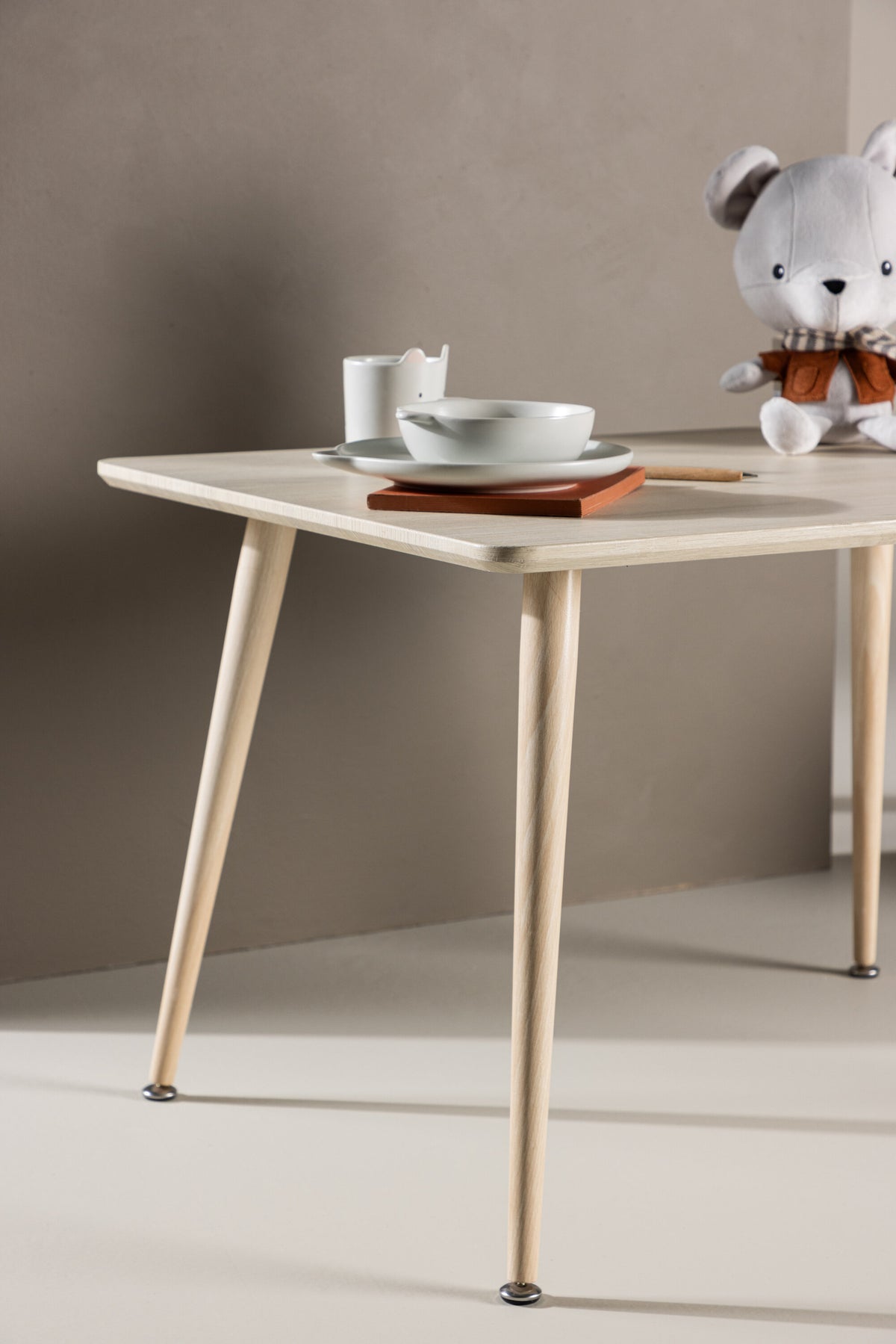 Polar Kindertisch in Tünchen präsentiert im Onlineshop von KAQTU Design AG. Esstisch ist von Venture Home