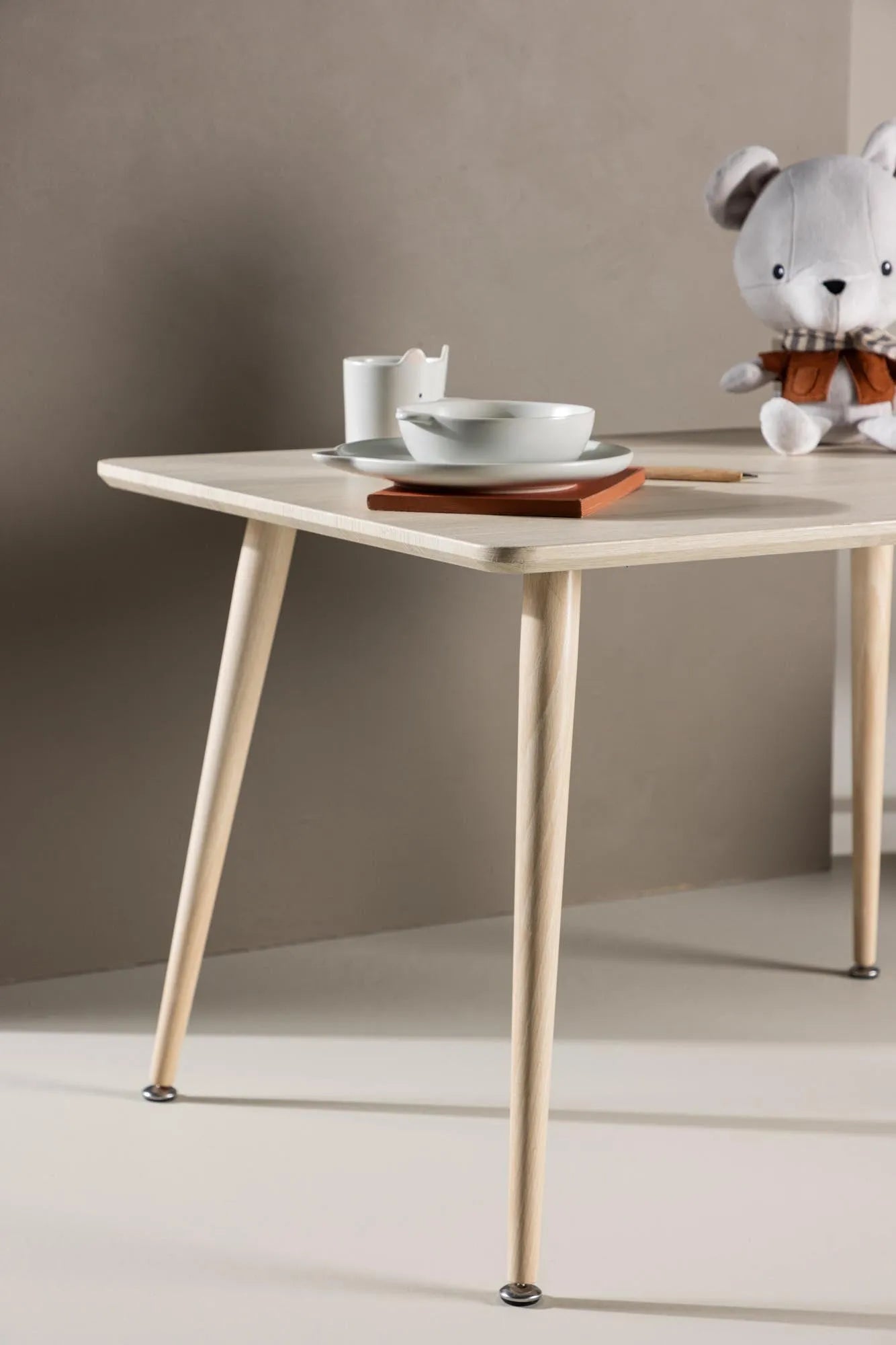 Stilvoller Polar Kindertisch von Venture Home für fantasievolles Spiel.
