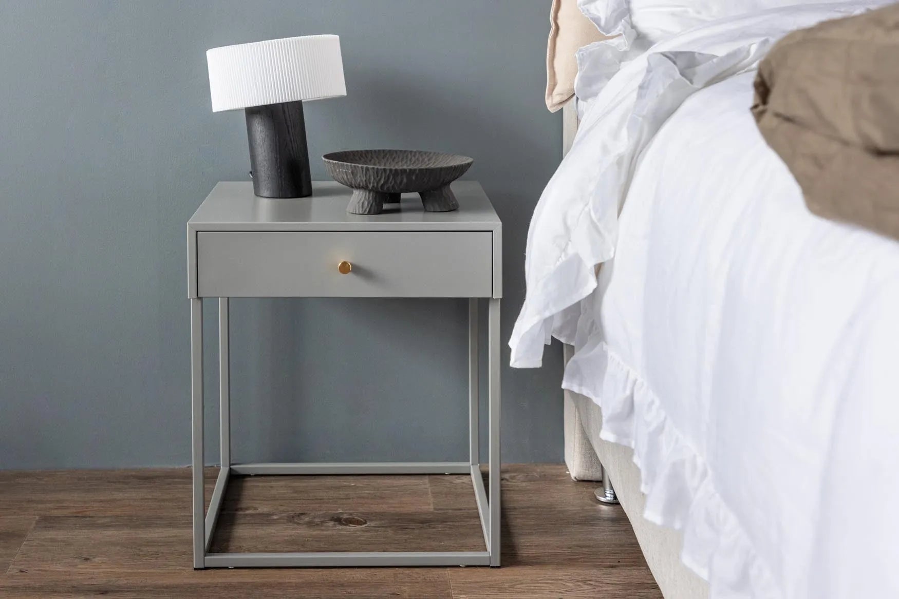 Stilvoller Bakal Nachttisch von Venture Home für modernes Wohnen.