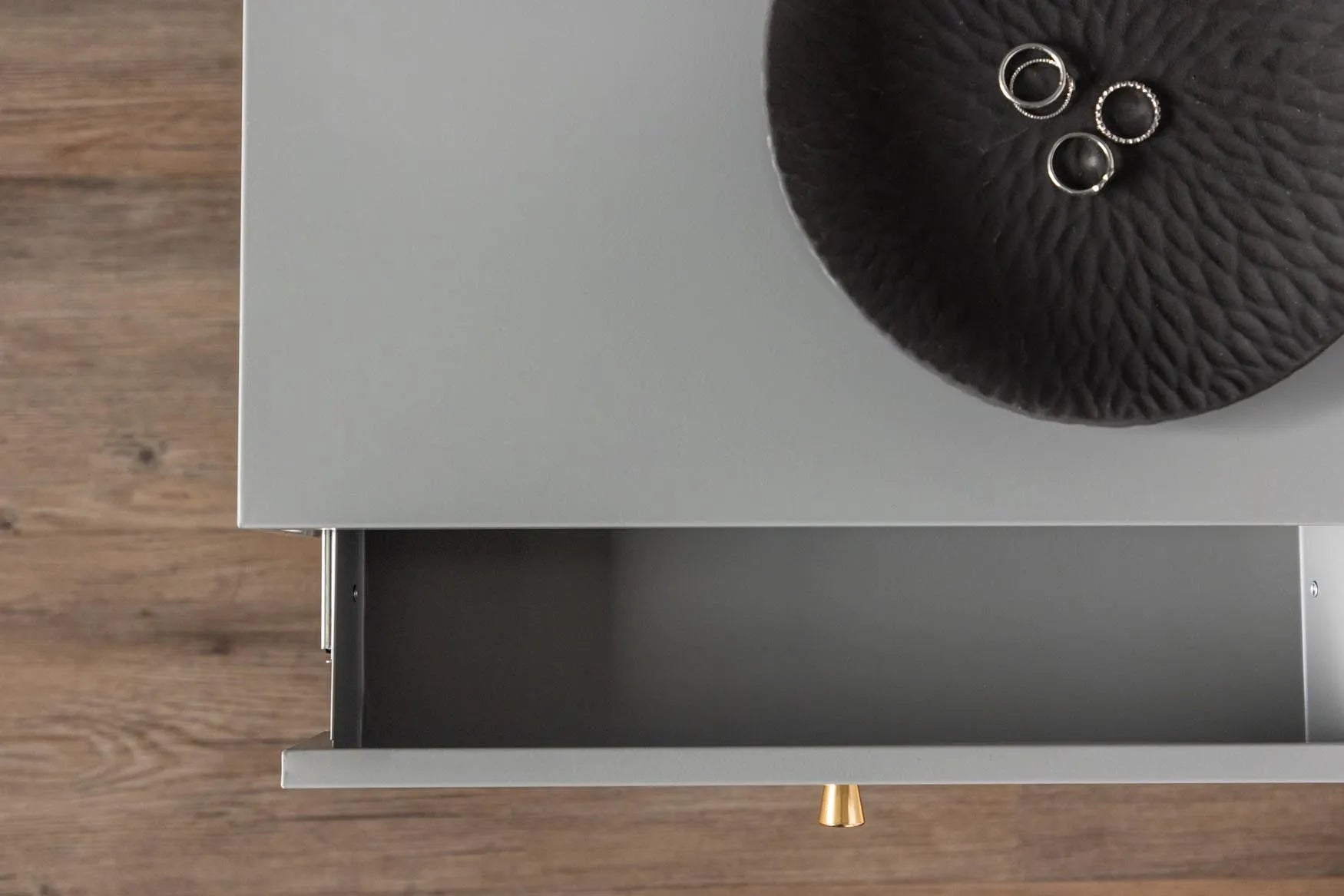 Moderner Bakal Nachttisch von Venture Home für stilvolle Akzente.