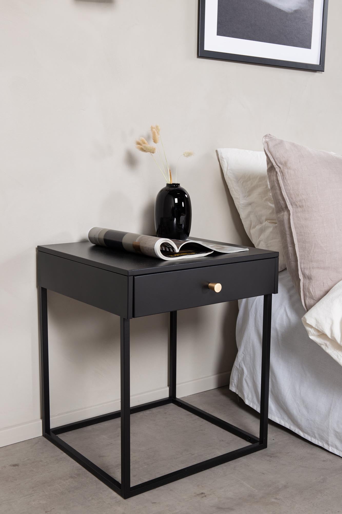 Moderner Bakal Nachttisch von Venture Home mit stilvollem Design.