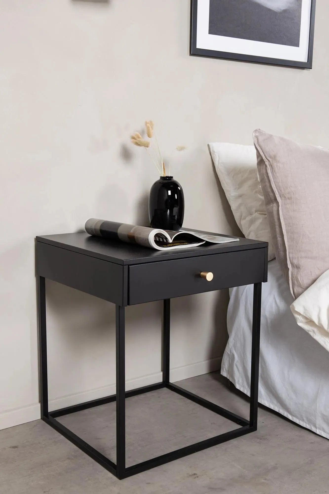 Moderner Bakal Nachttisch von Venture Home mit stilvollem Design.