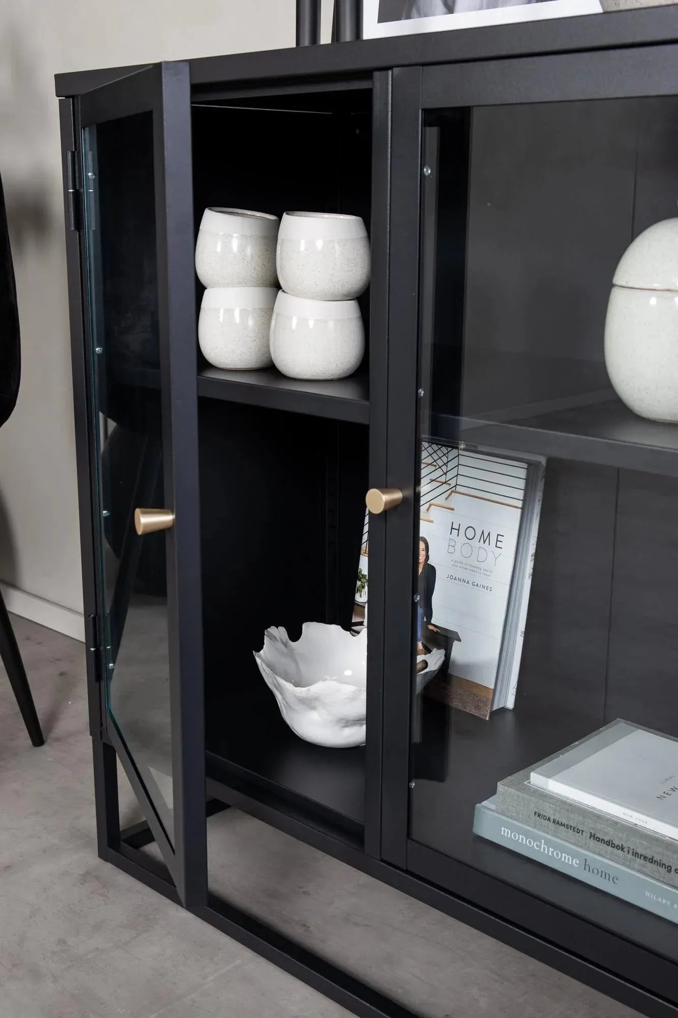 Der Will Kabinett von Venture Home: Elegantes Industriedesign aus schwarzem Stahl mit Glas, kompakt und stilvoll für jeden Raum.