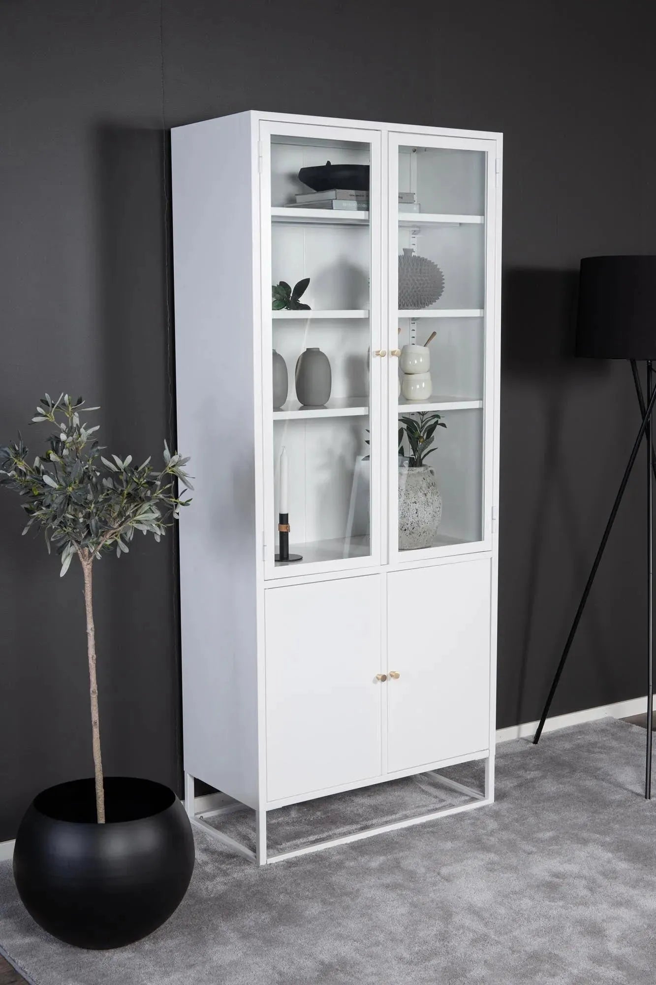 Venture Home Will Kabinett: Zeitloses Design für stilvolle Ordnung.