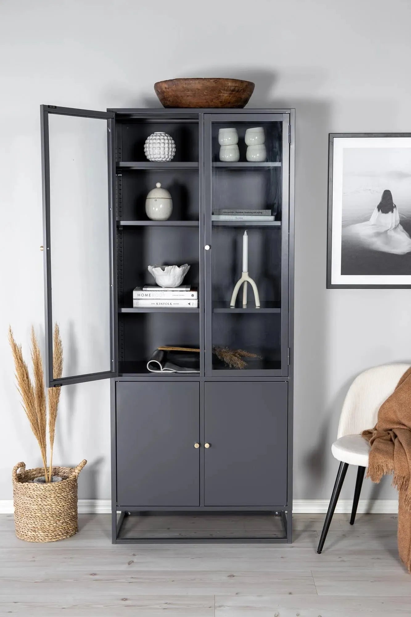 Venture Home Will Kabinett: Funktionalität trifft auf modernes Design.