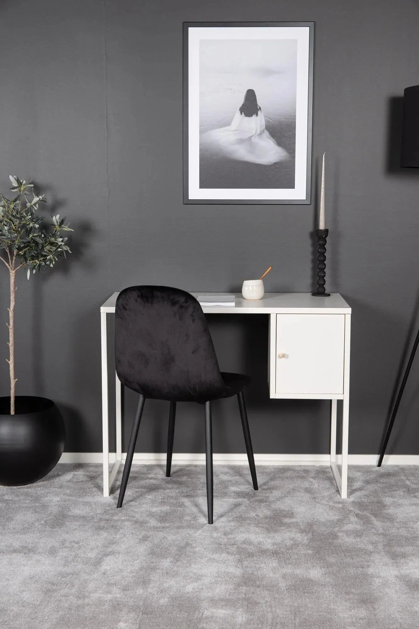 Eleganter Will Schreibtisch von Venture Home für kreative Arbeitsräume.
