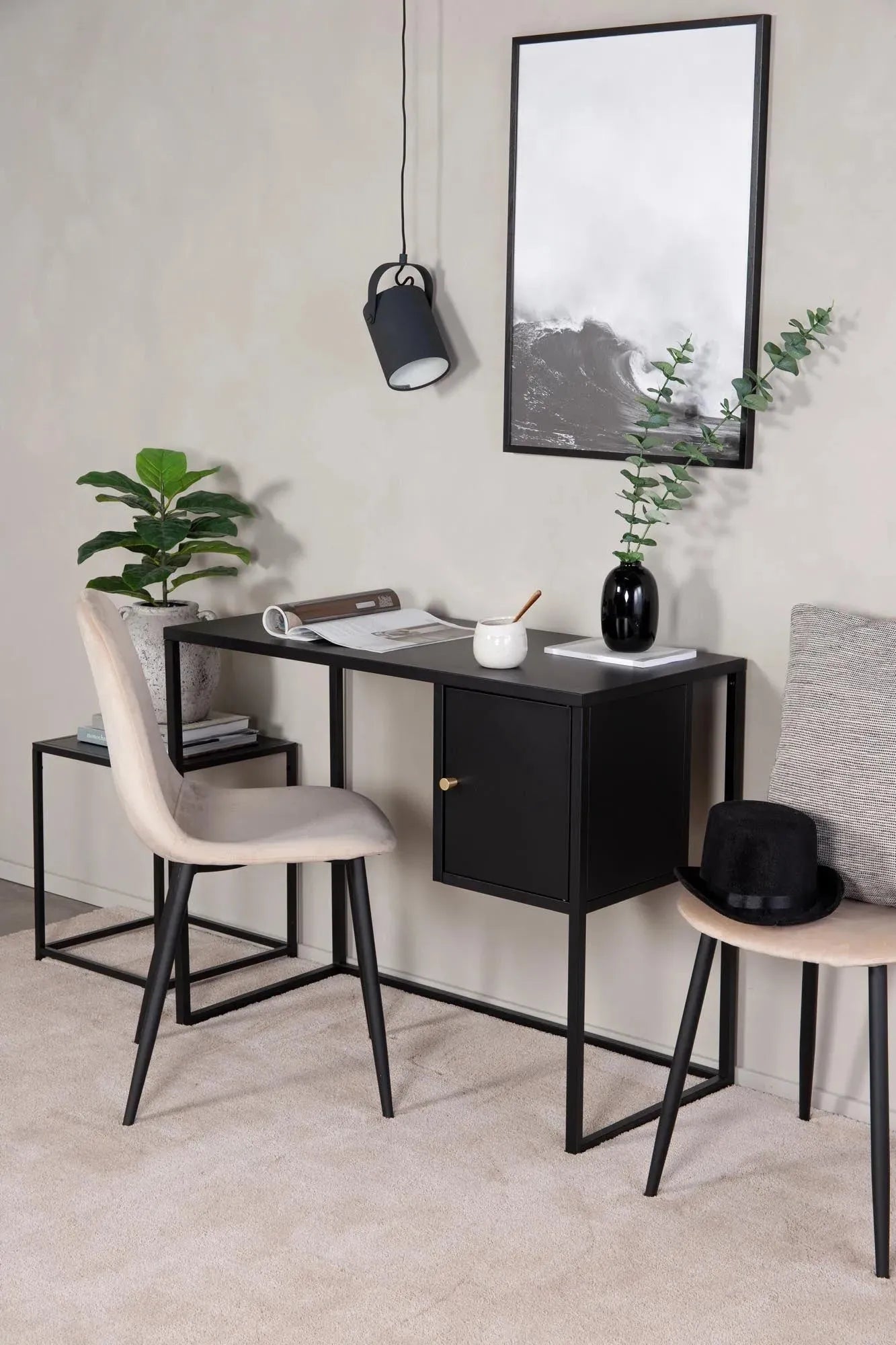 Moderner Will Schreibtisch von Venture Home für stilvolle Büros.