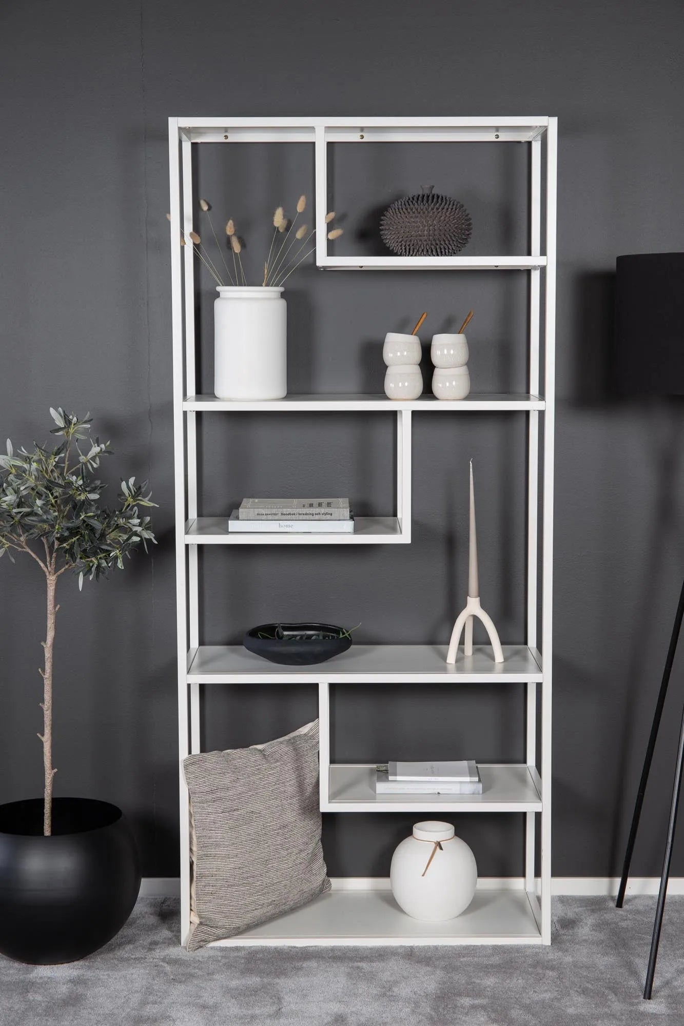 Elegantes Staal Regal von Venture Home für stilvolle Buchpräsentation.