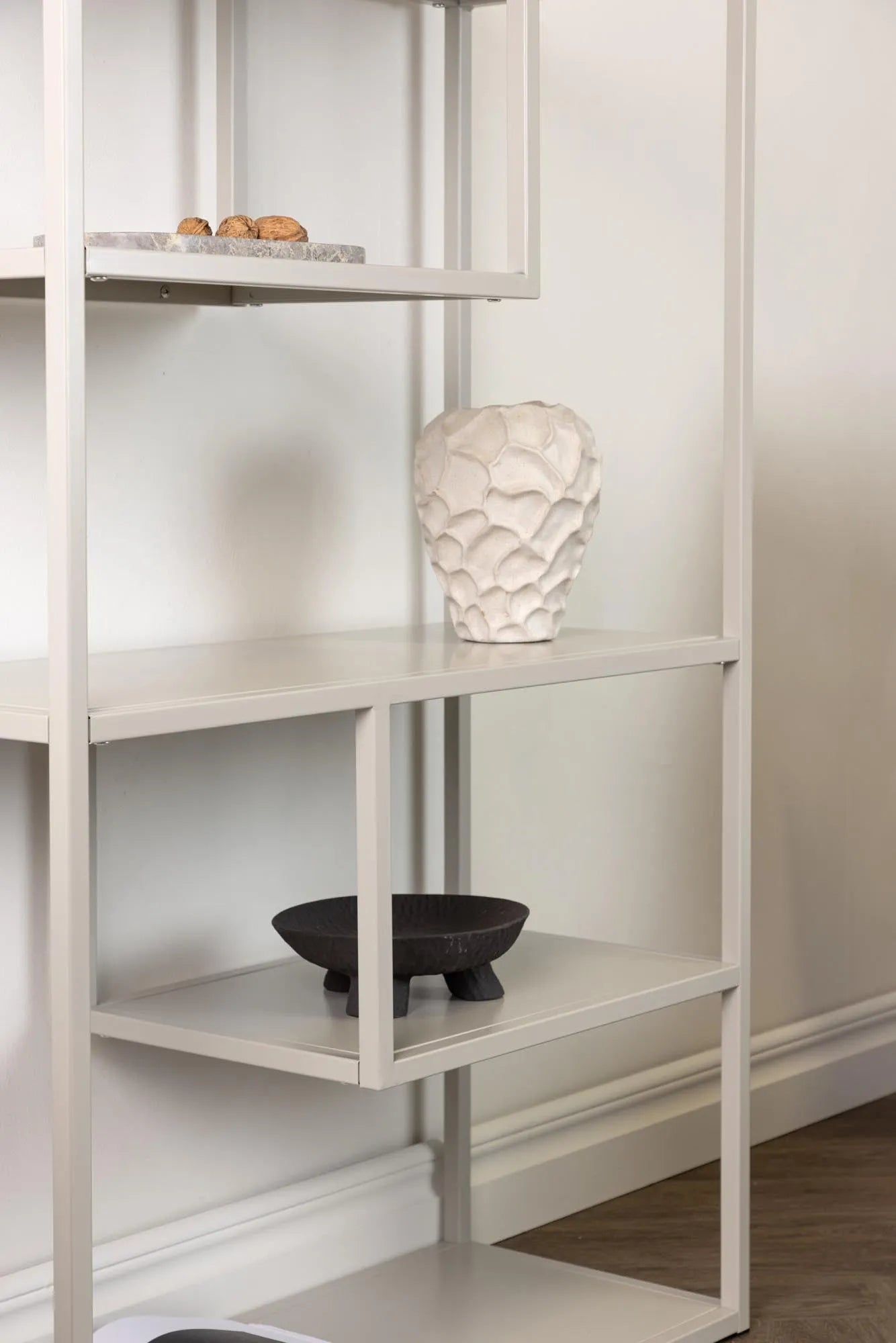 Staal Bücherregal: Minimalistische Ästhetik für Ihr Zuhause.