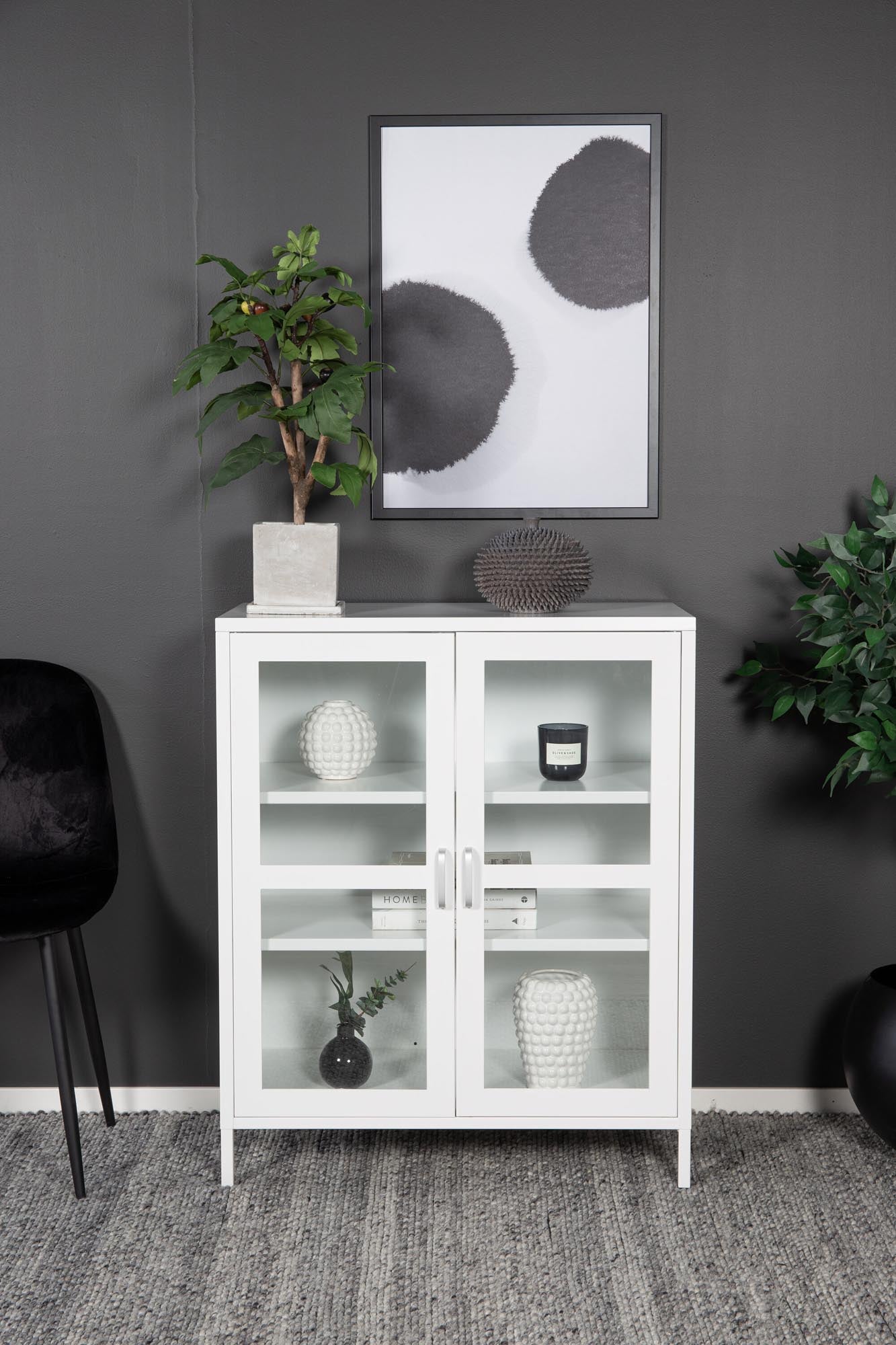 Modernes Acero Cabinet von Venture Home: Robuste Materialien, vielseitige Aufbewahrung und pflegeleichtes Design für Ihr Zuhause.
