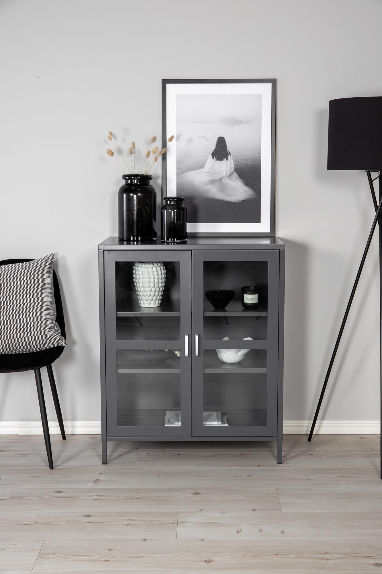 Elegantes Acero Cabinet von Venture Home für stilvolle Aufbewahrung.